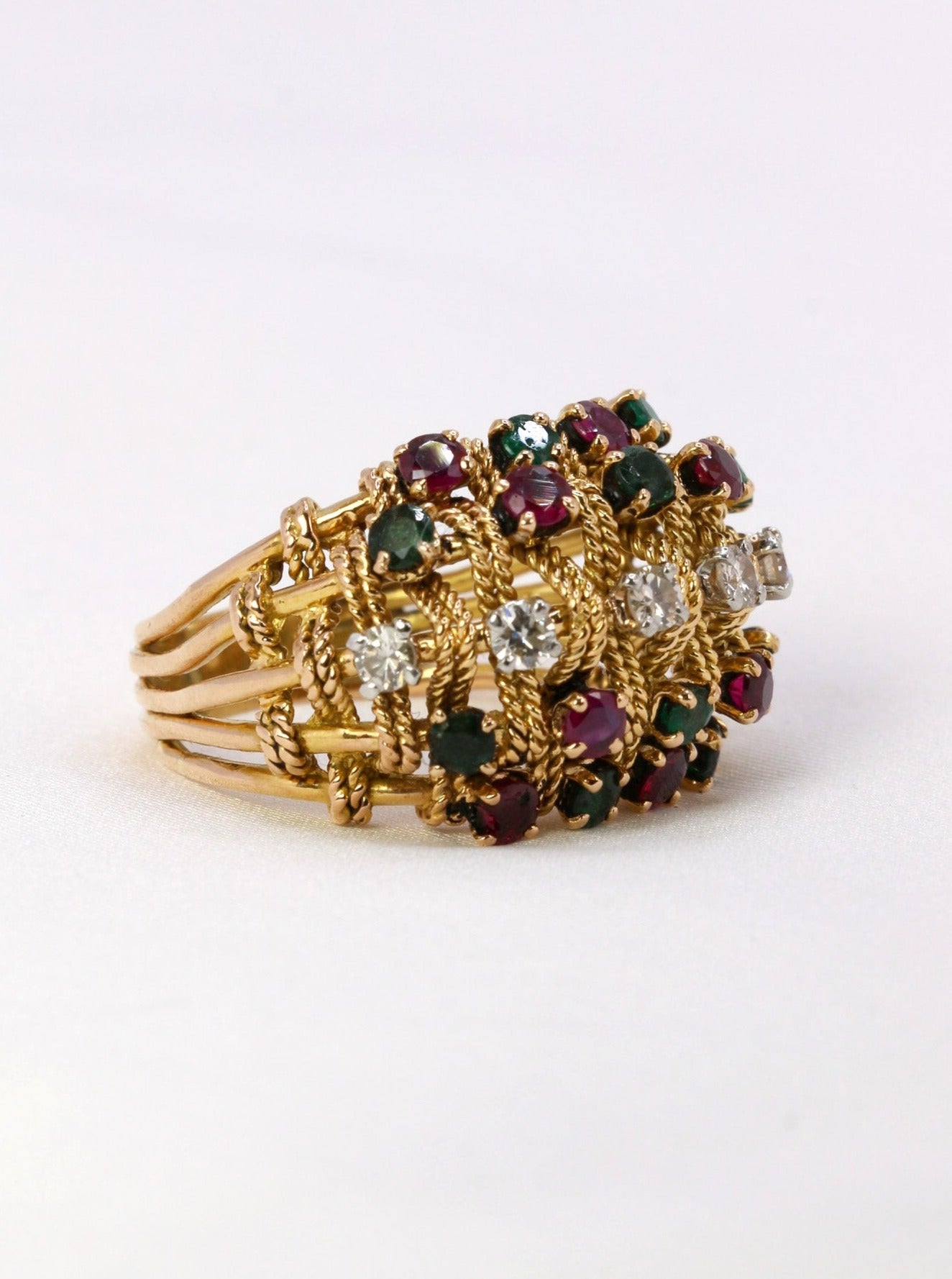 Bague vintage diamants rubis émeraudes