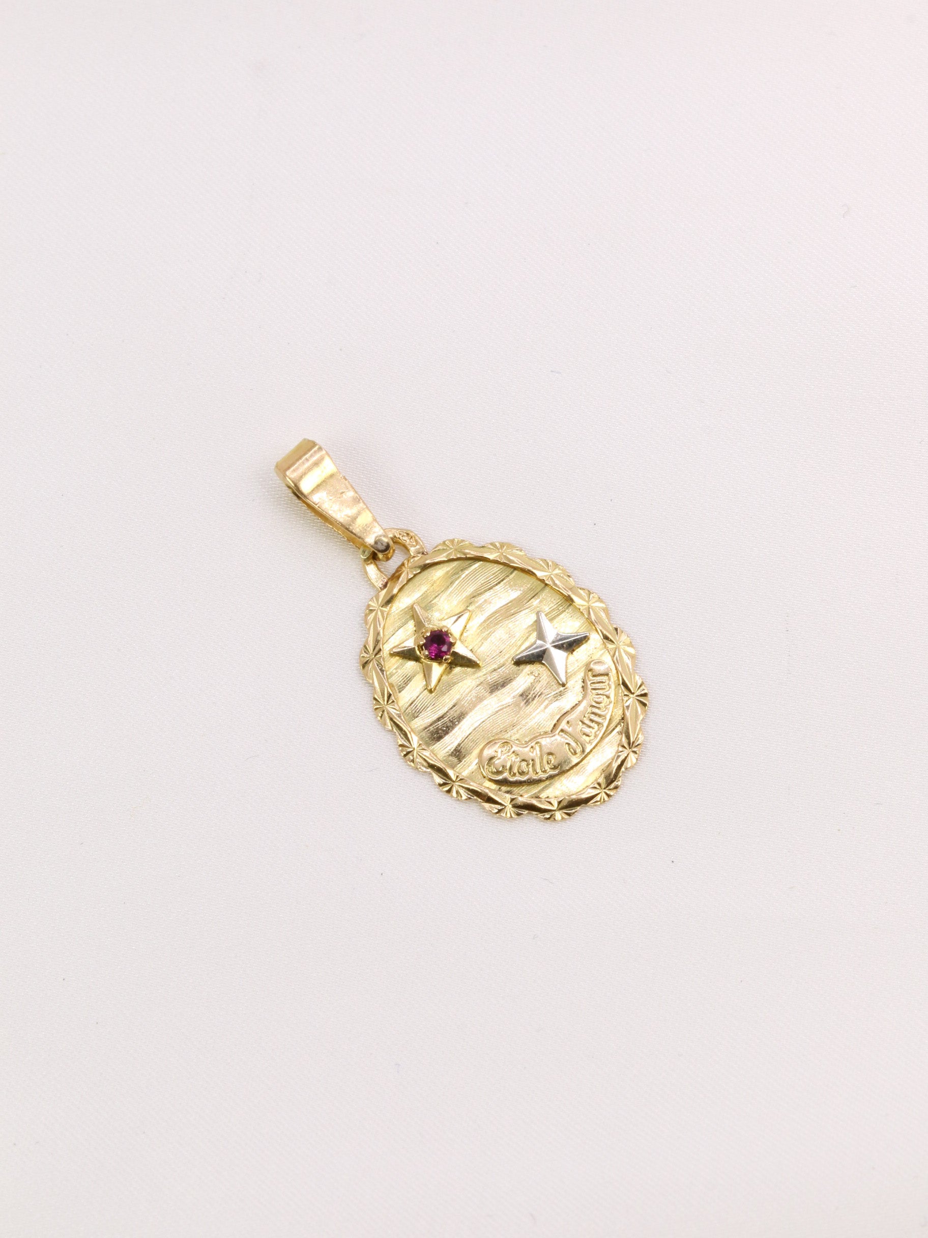 Médaille vintage Etoile d'amour or jaune rubis