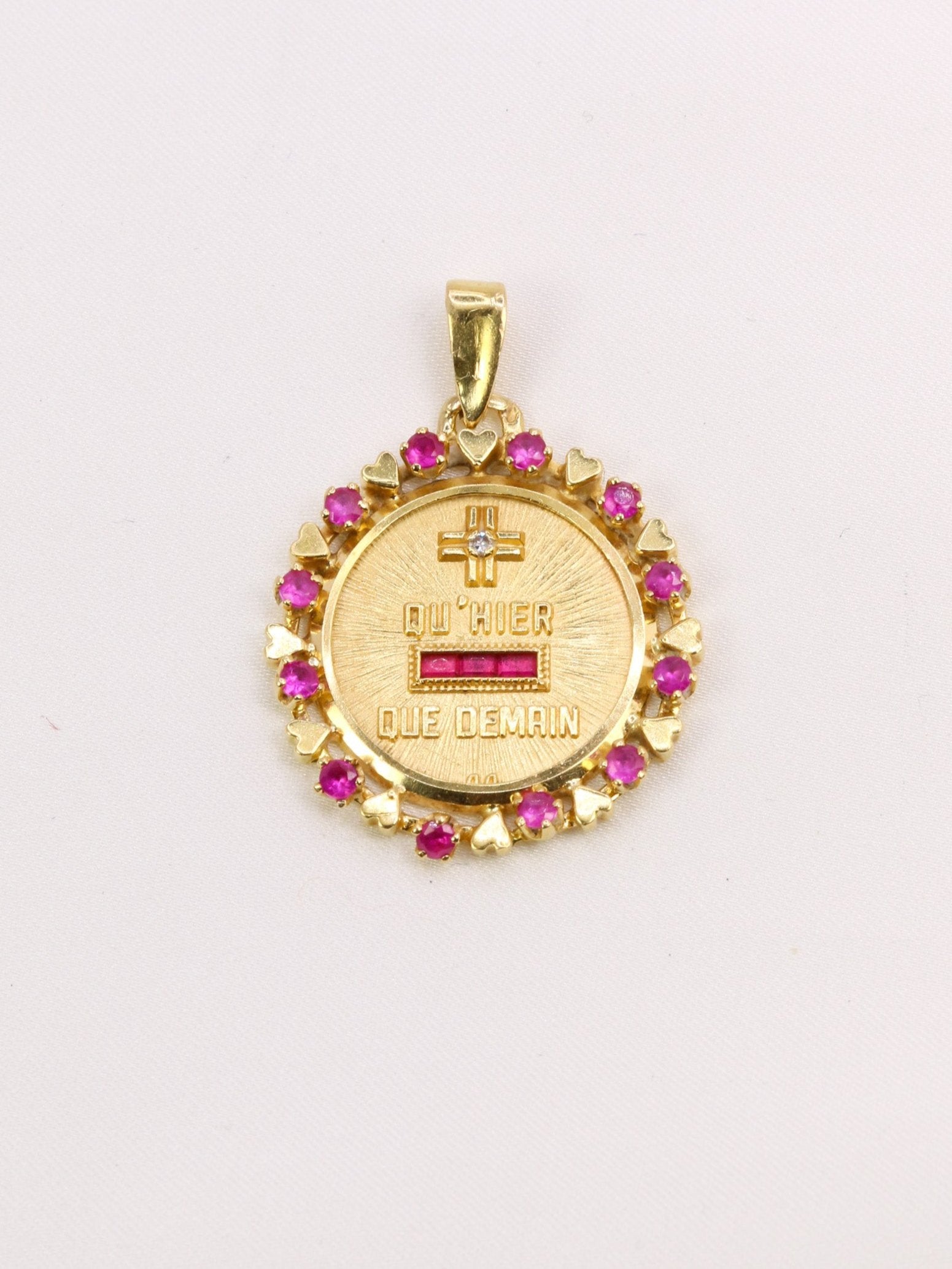 Médaille Amour vintage Augis entourage coeur rubis Plus hier moins demain or jaune diamant rubis