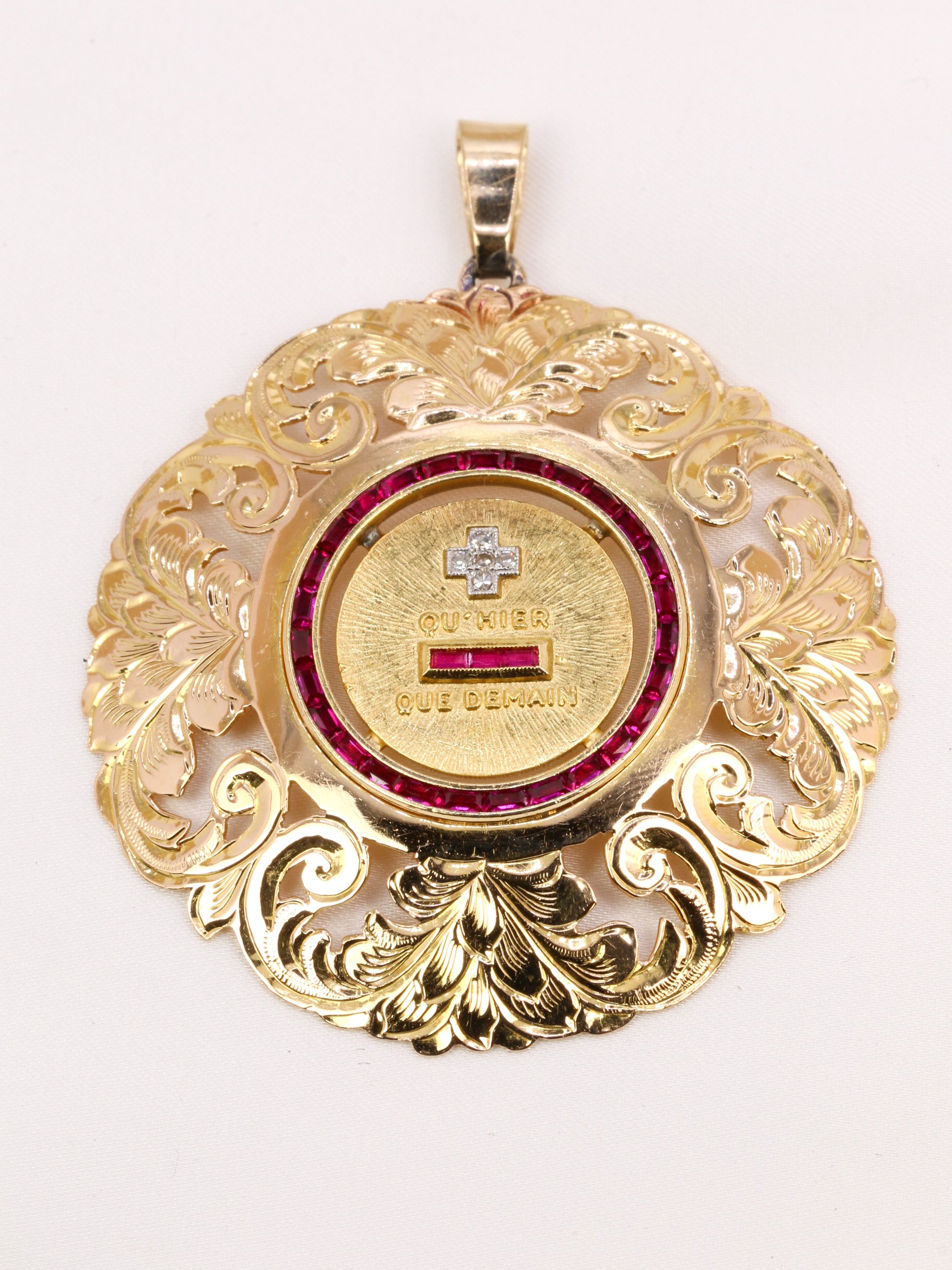 Médaille amour Augis entourage rubis calibrés vintage Plus hier moins demain