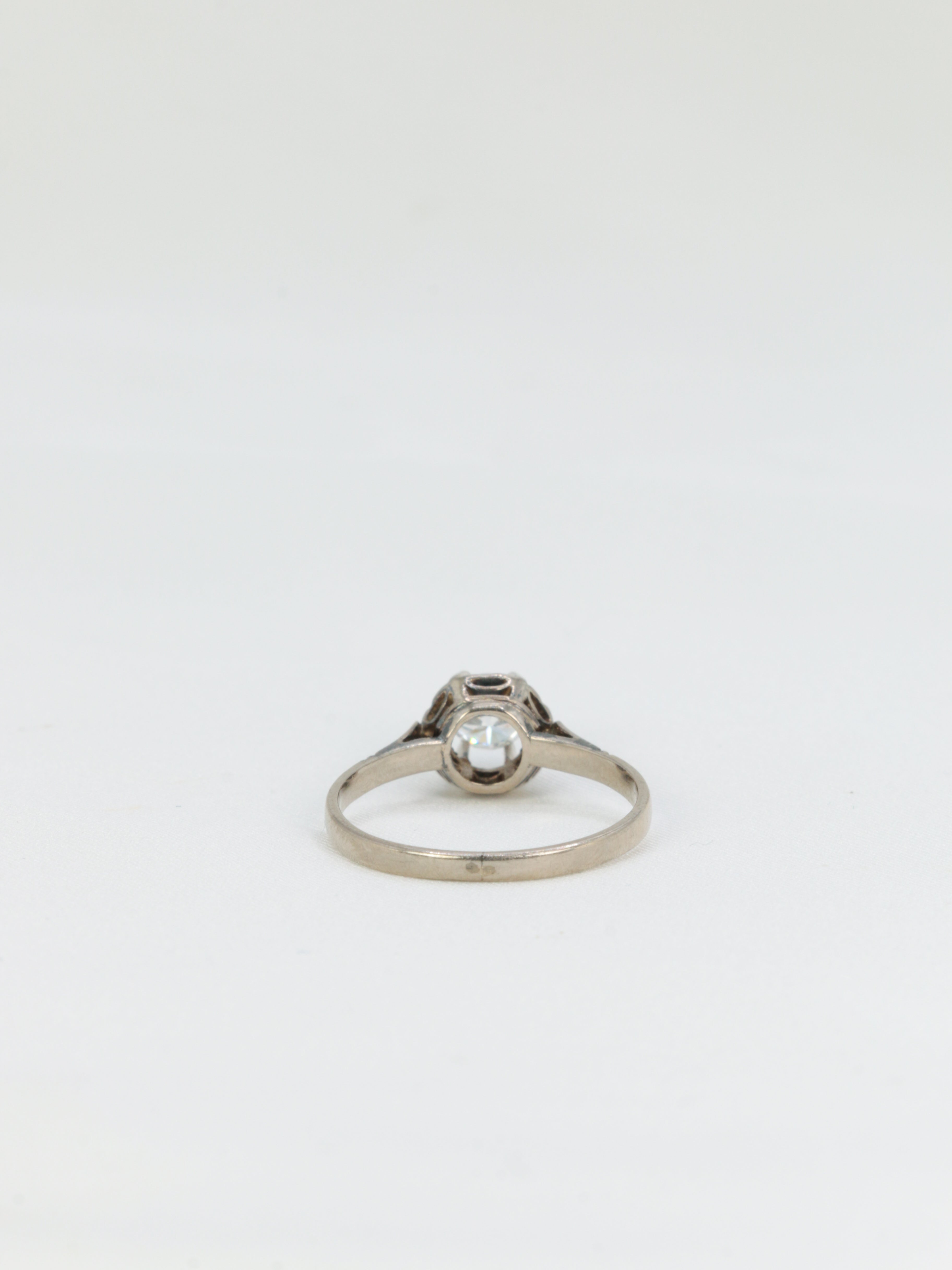 Old solitaire ring in white gold and diamond