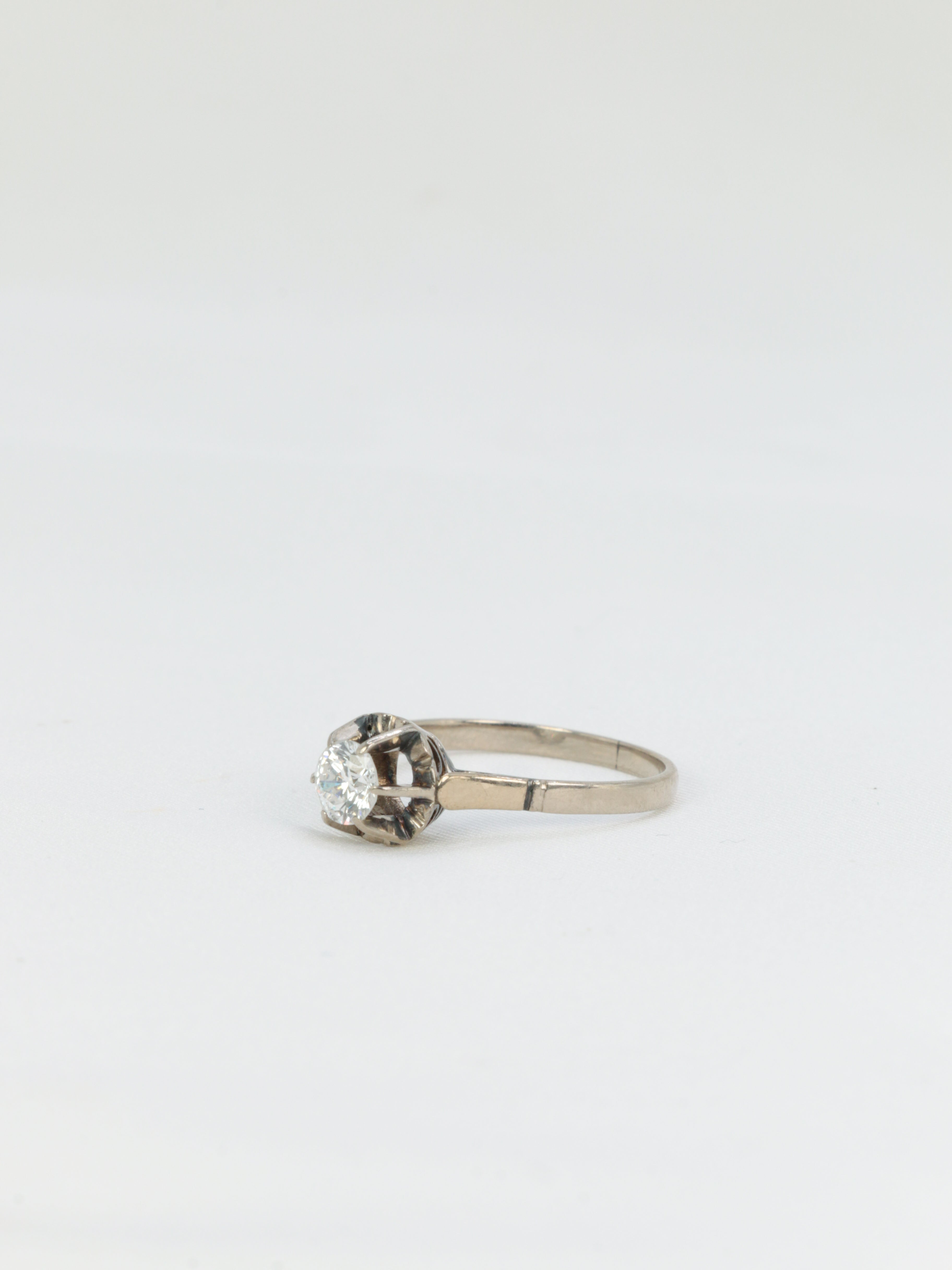 Old solitaire ring in white gold and diamond