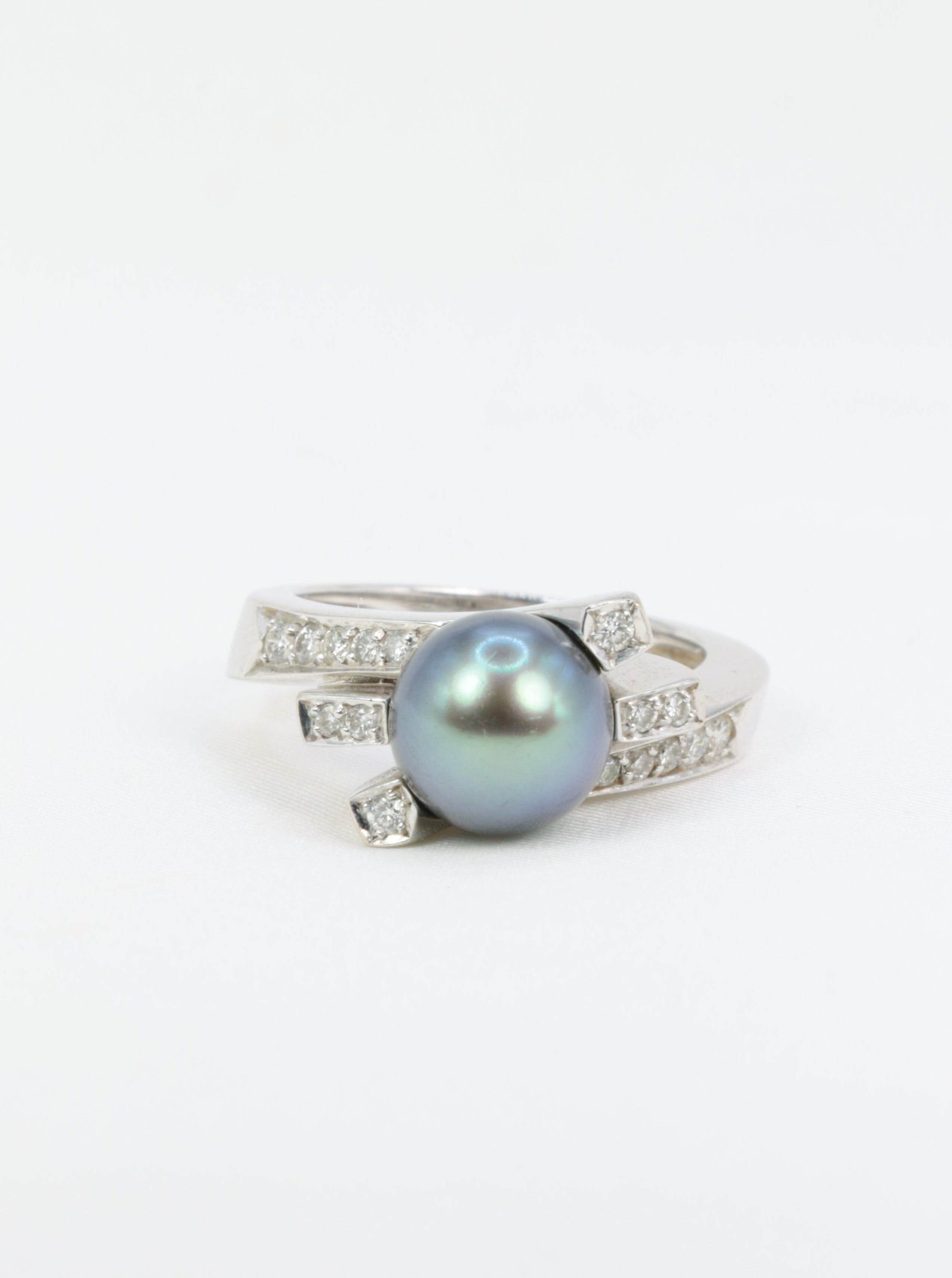 Vintage ring in white gold, diamonds and Tahitian pearl