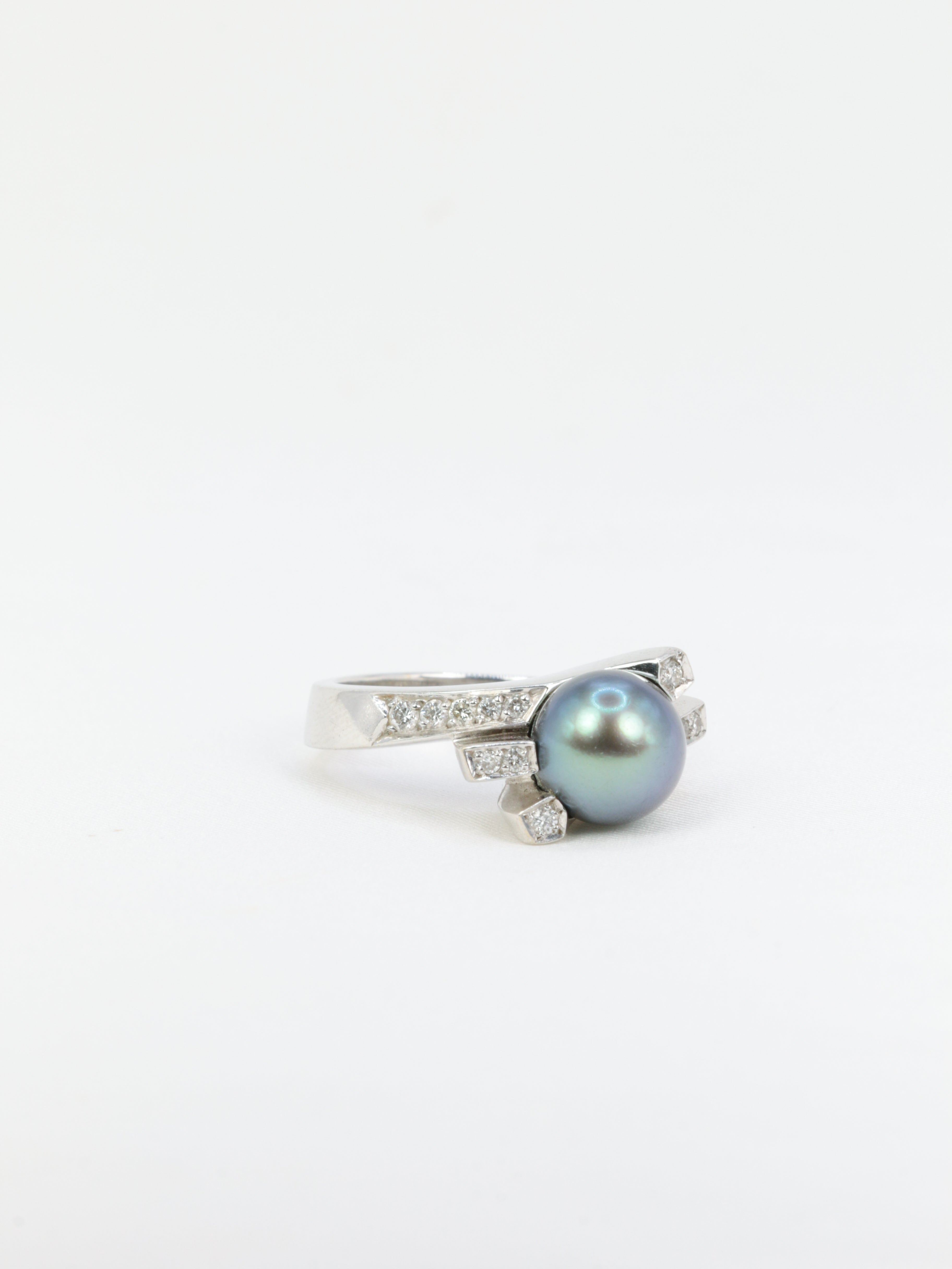 Bague vintage en or blanc, diamants et perle de Tahiti
