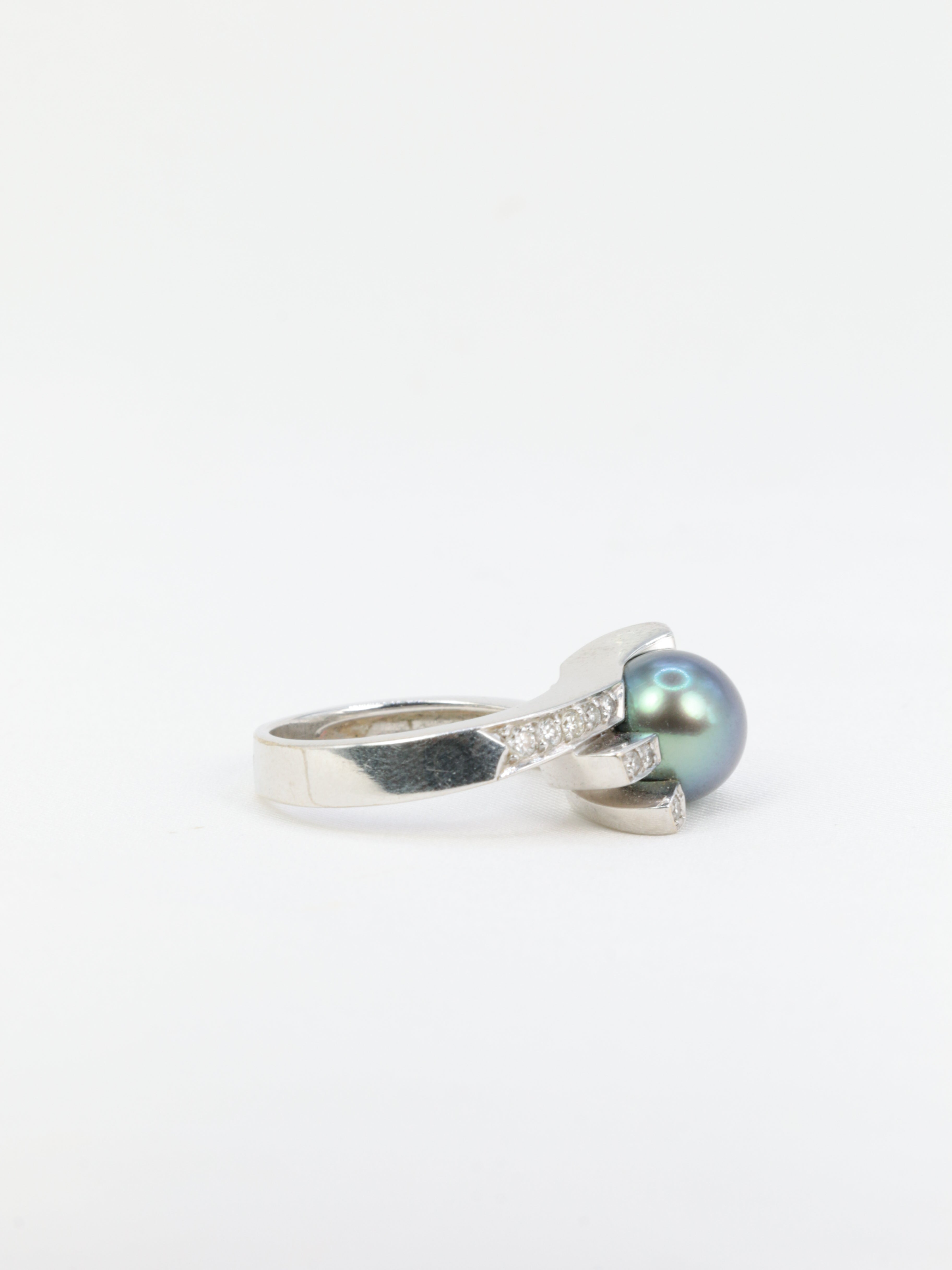 Bague vintage en or blanc, diamants et perle de Tahiti