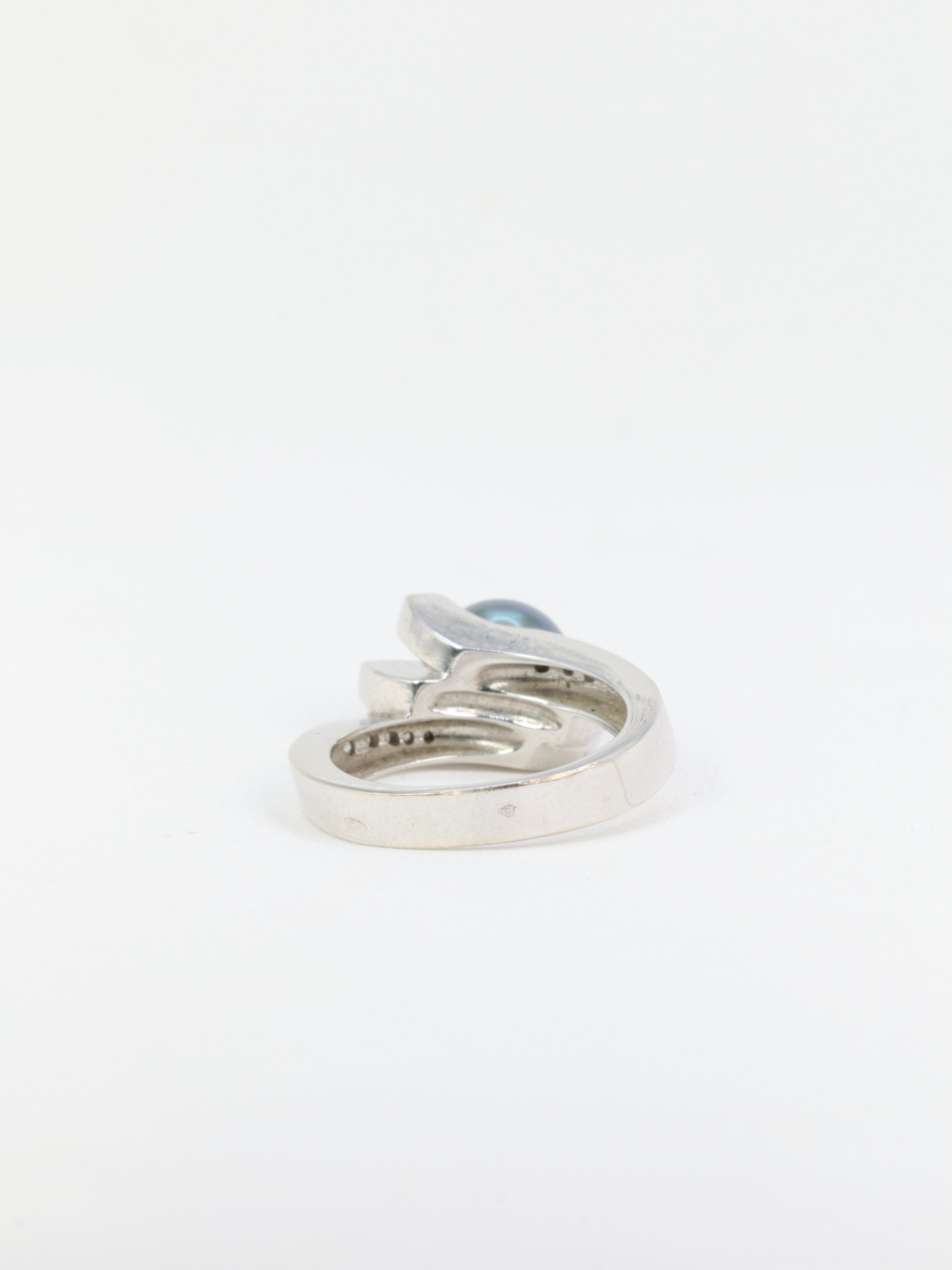 Bague vintage en or blanc, diamants et perle de Tahiti