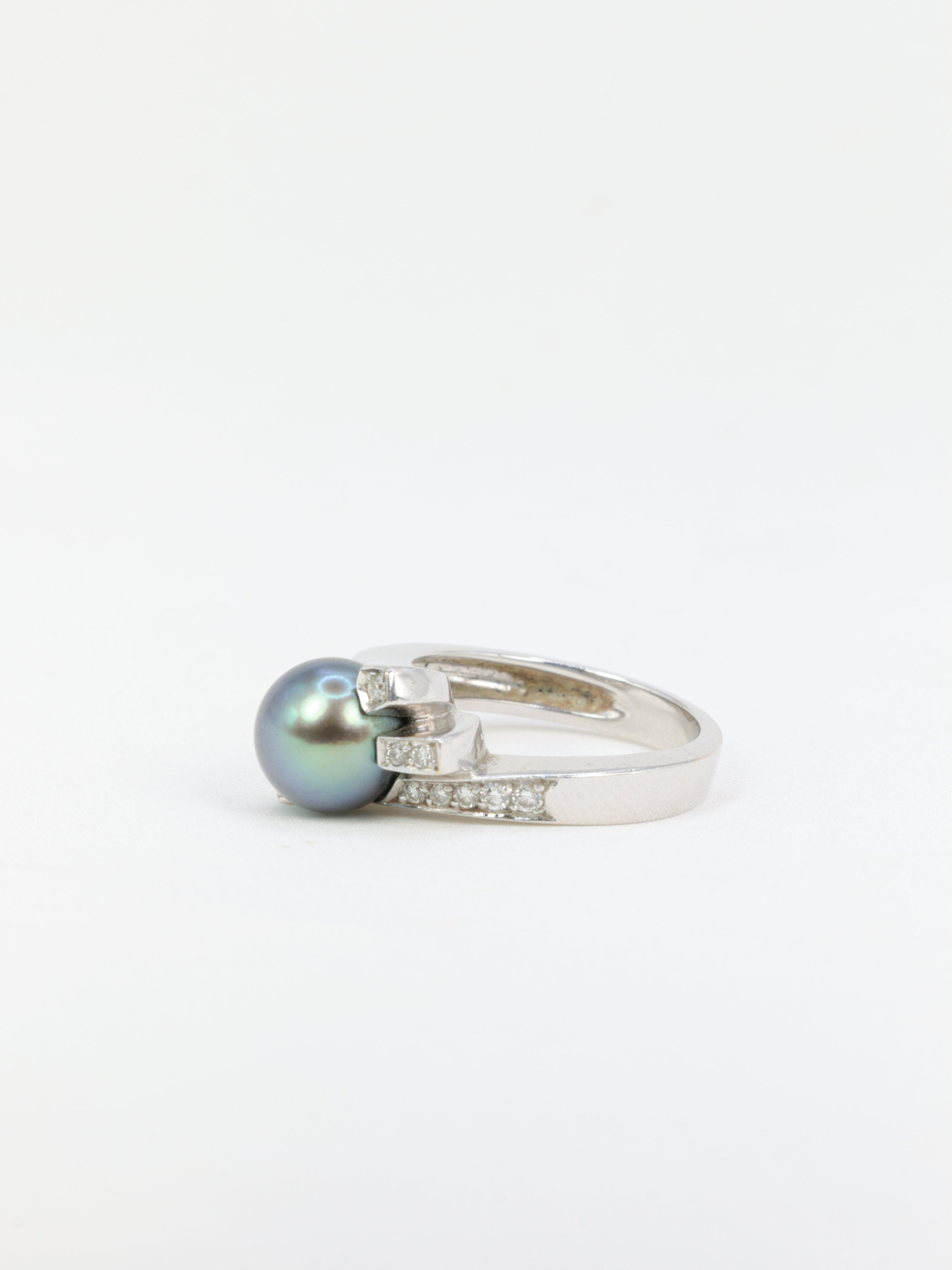 Bague vintage en or blanc, diamants et perle de Tahiti