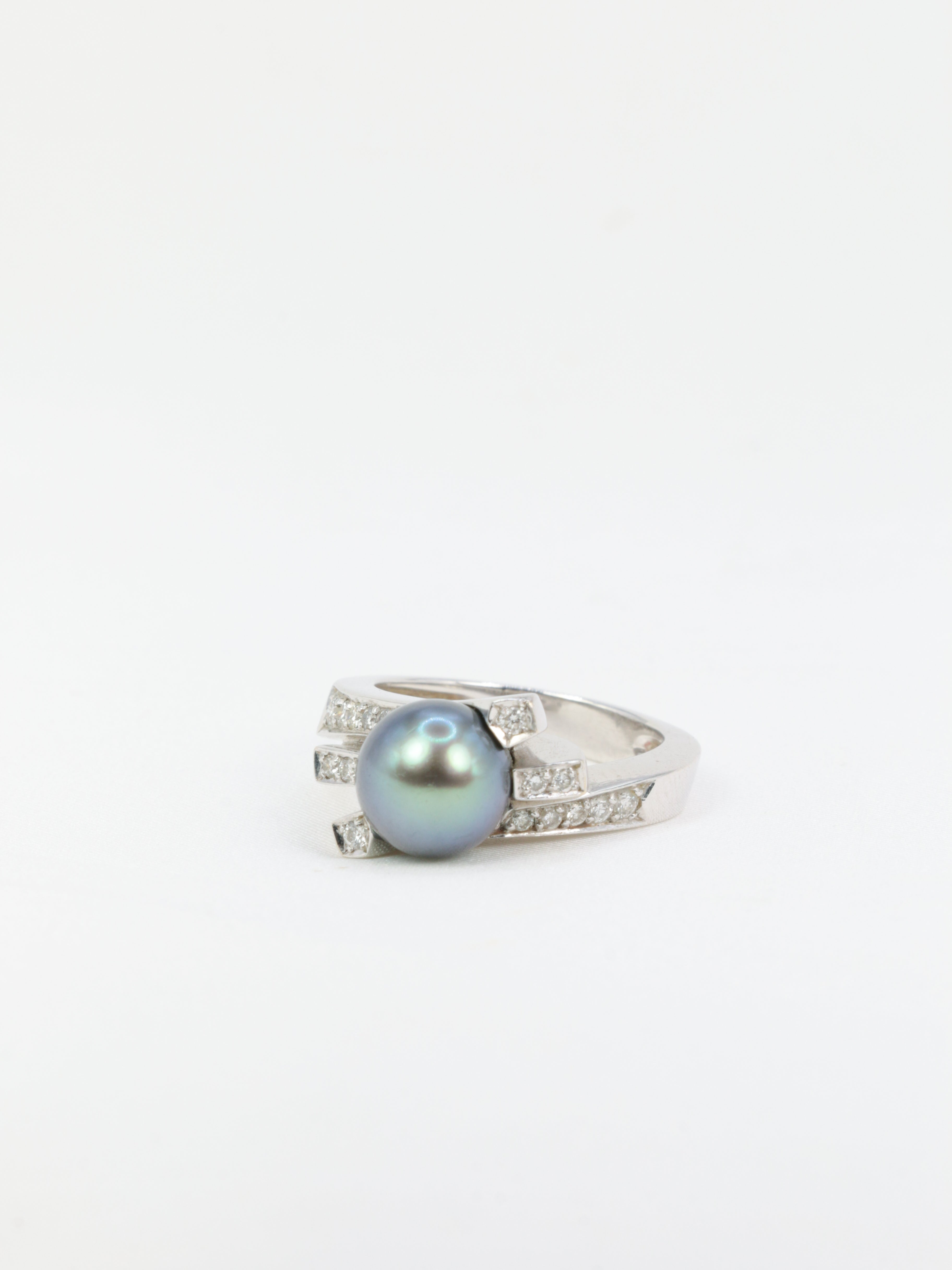 Bague vintage en or blanc, diamants et perle de Tahiti