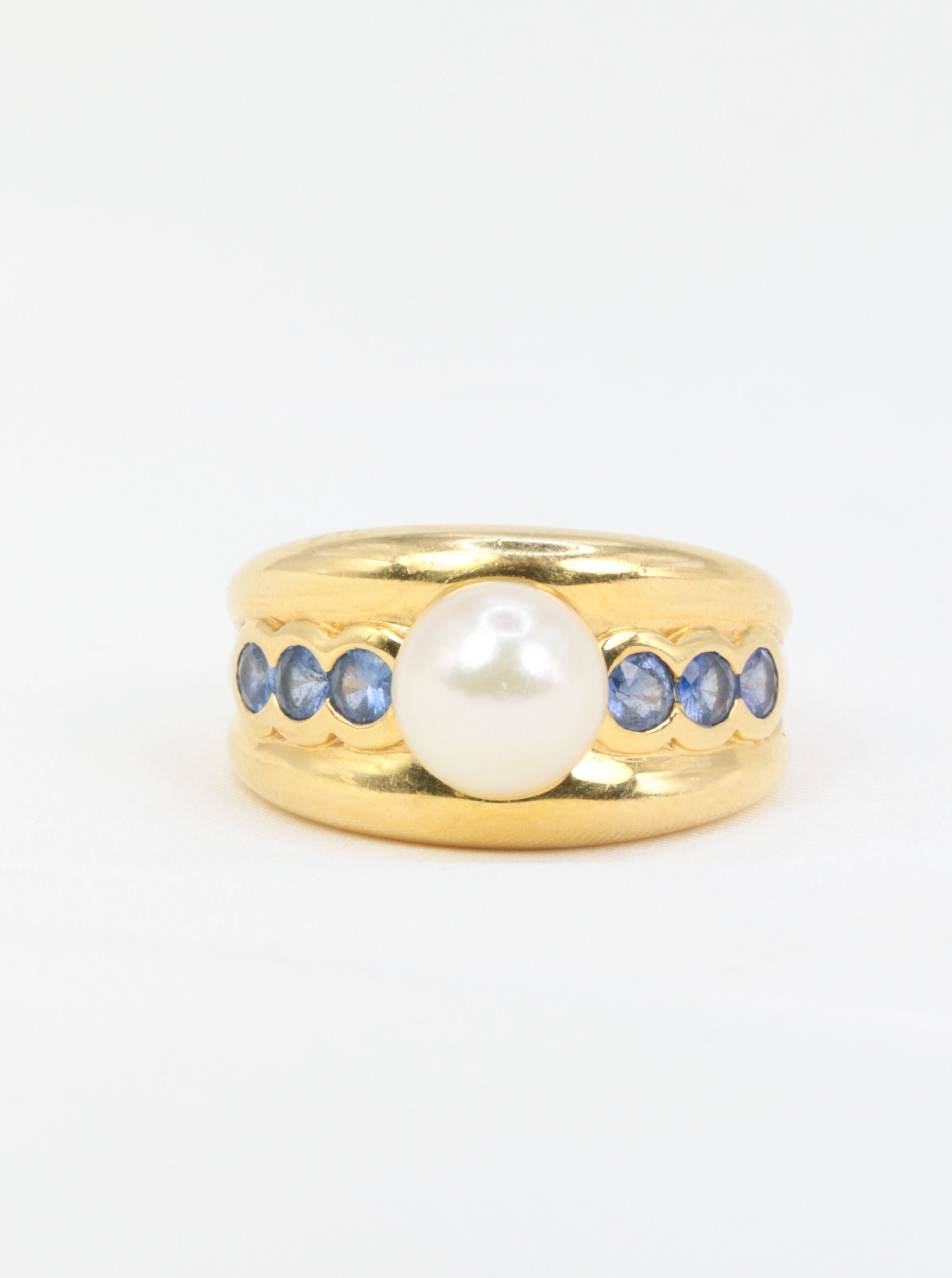 Vintage ring in yellow gold, pearl and sapphires