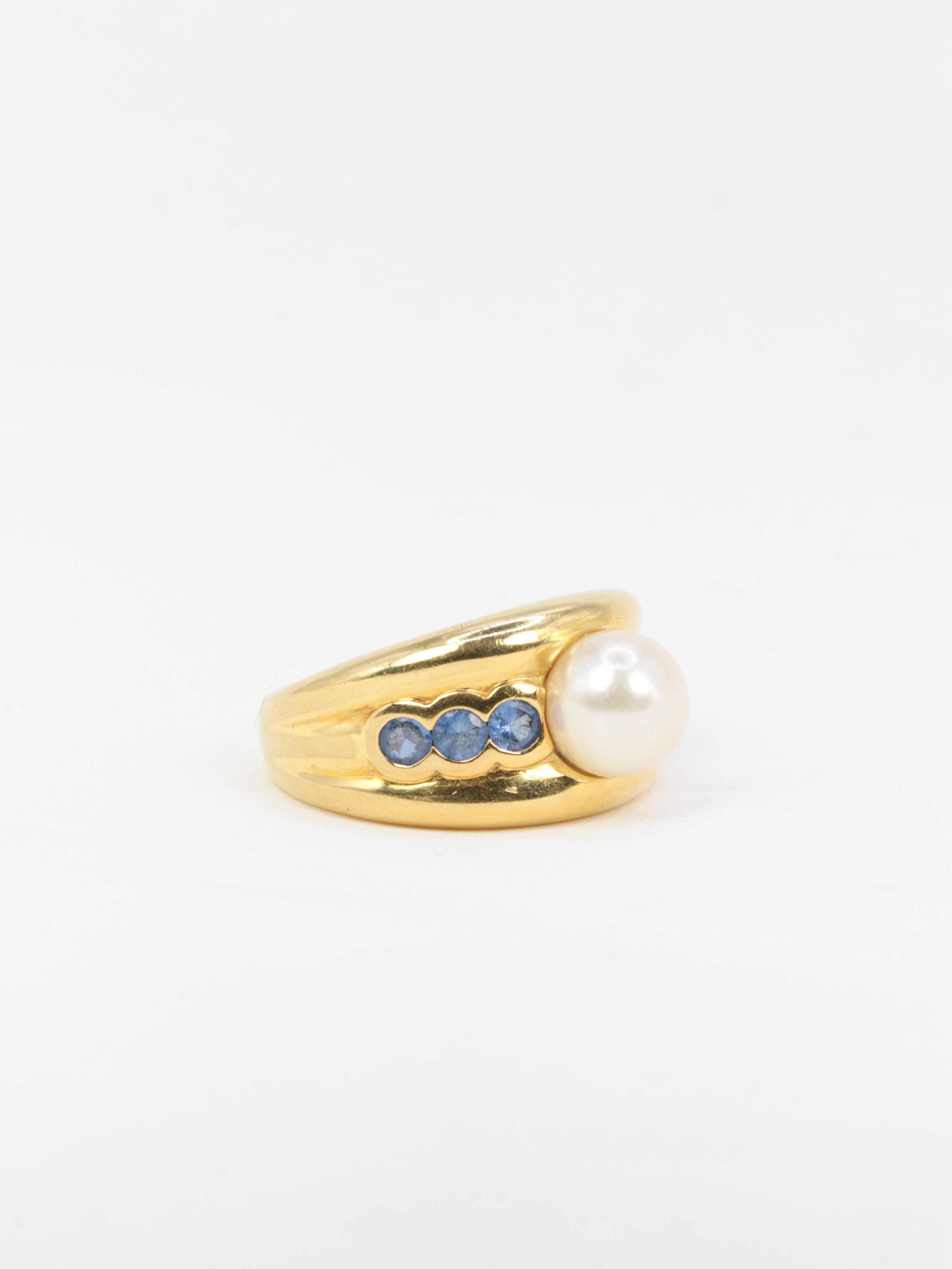 Vintage ring in yellow gold, pearl and sapphires