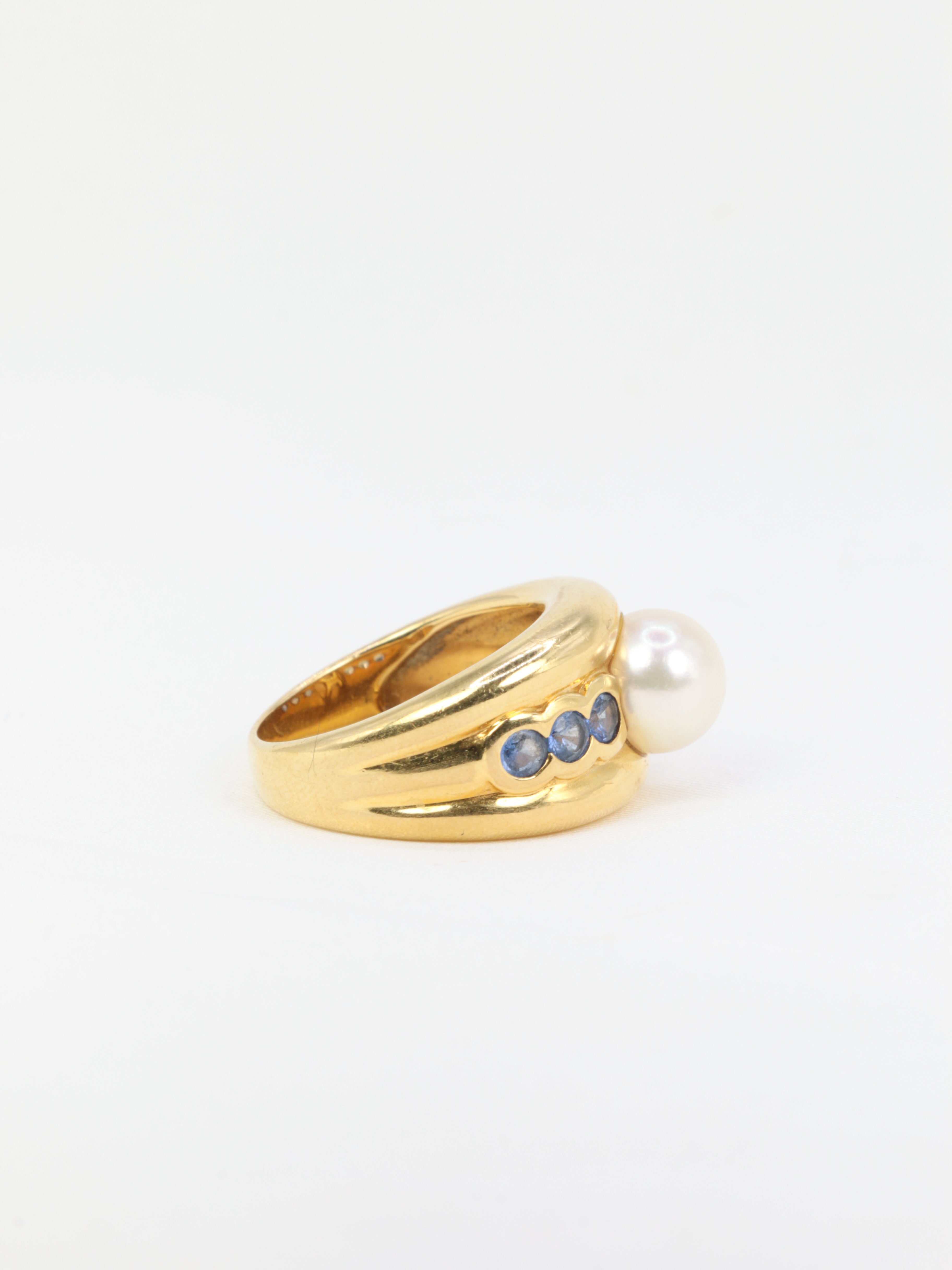 Vintage ring in yellow gold, pearl and sapphires