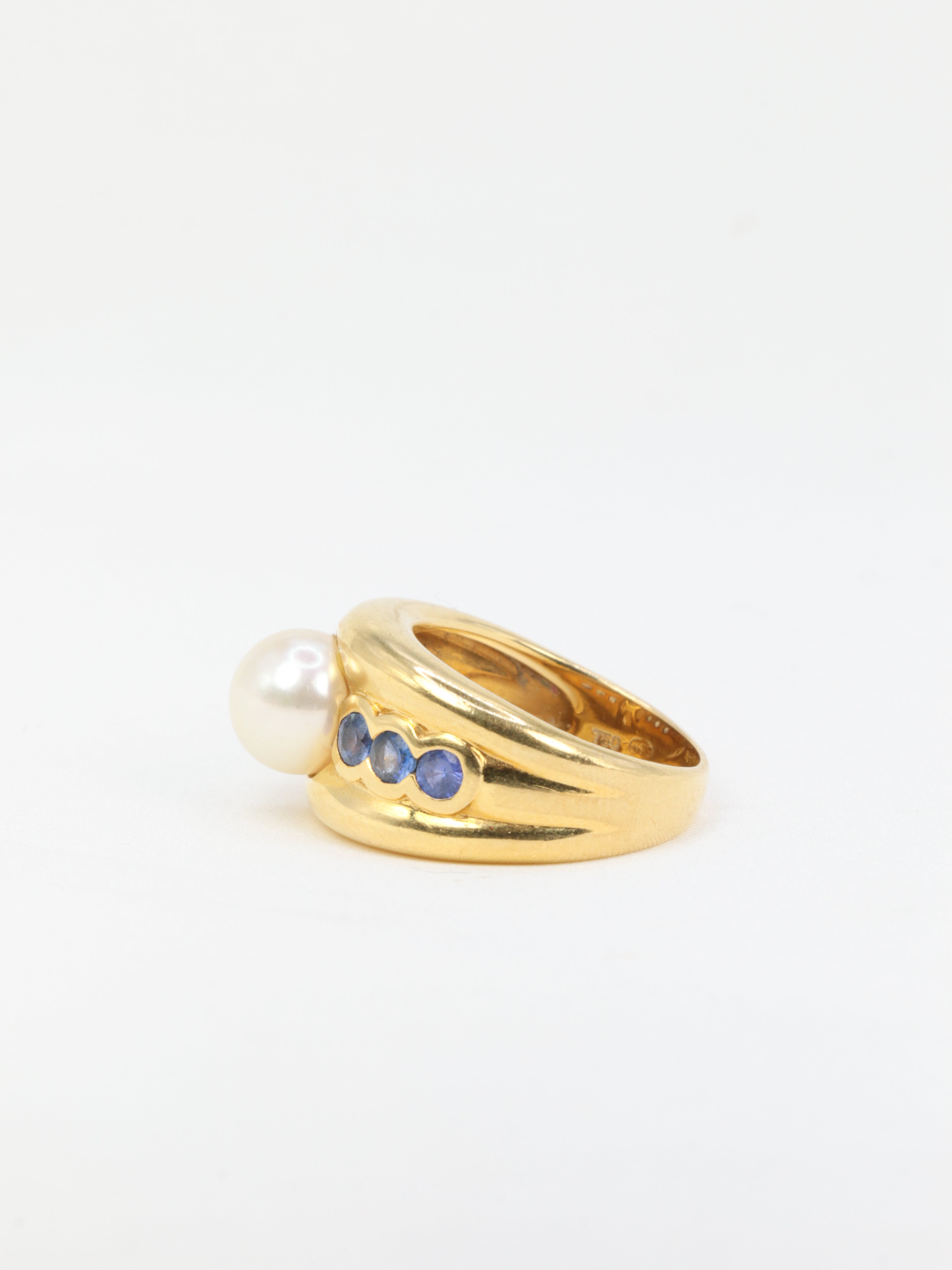 Vintage ring in yellow gold, pearl and sapphires