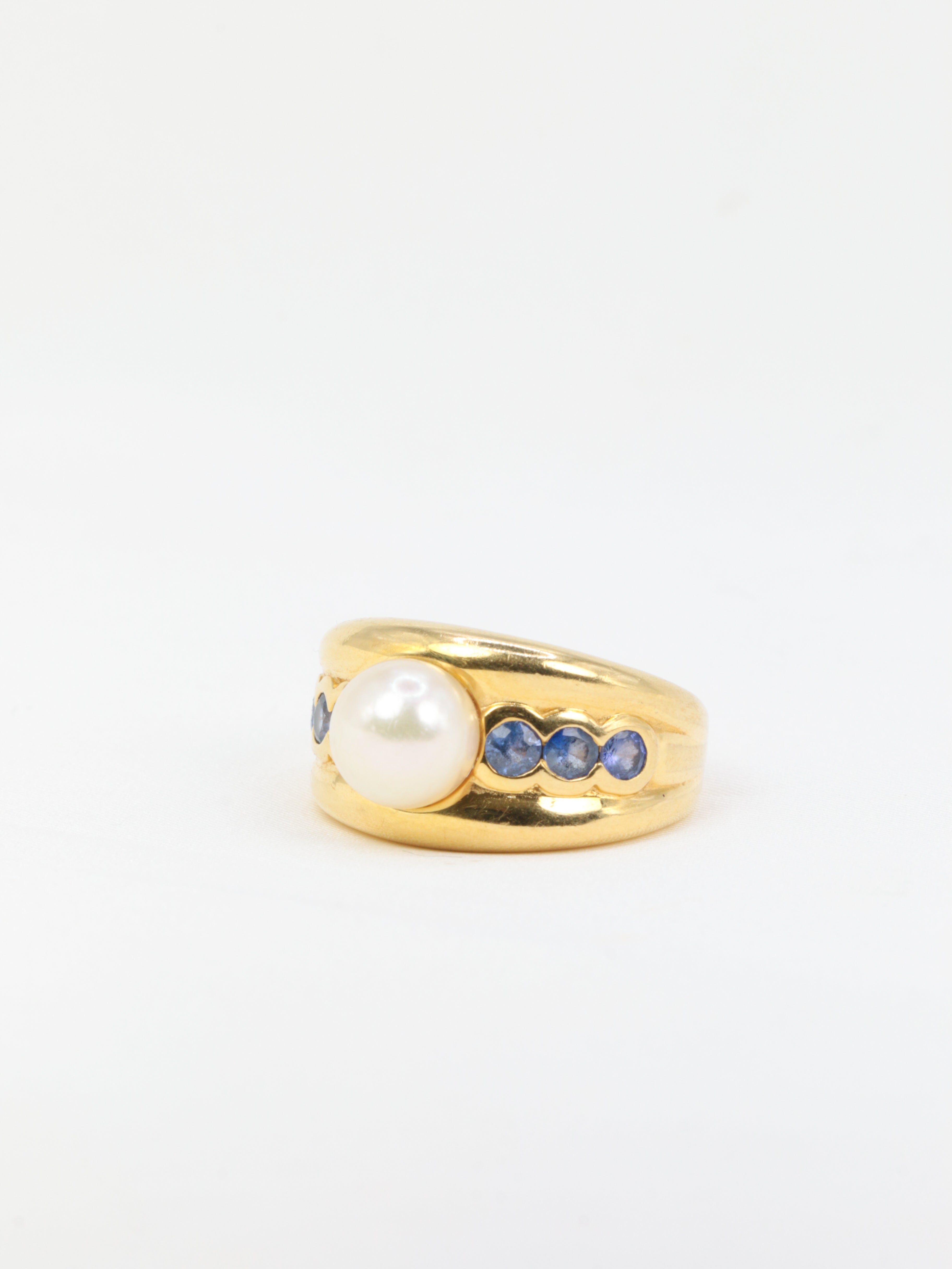 Vintage ring in yellow gold, pearl and sapphires