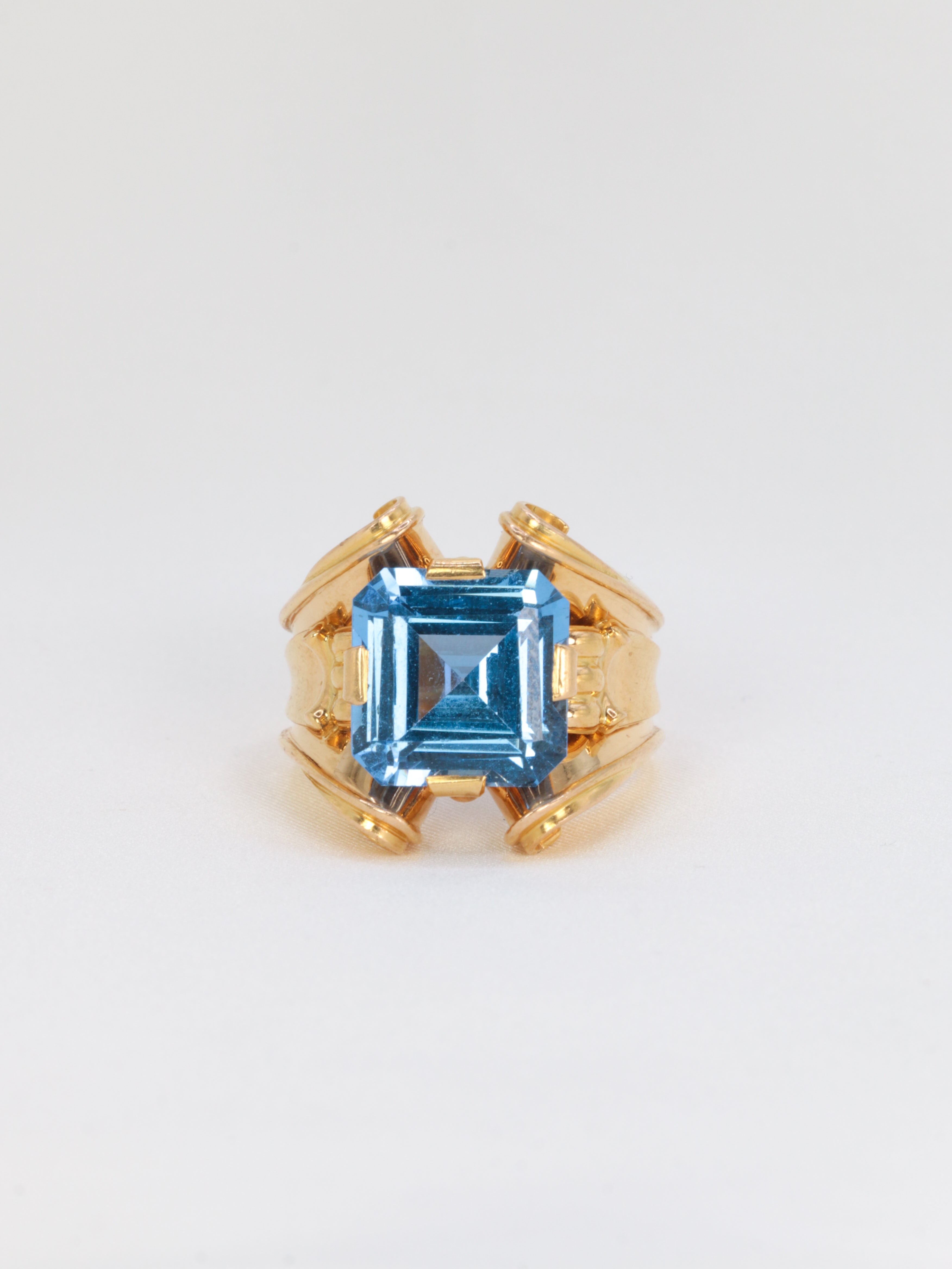 Vintage cocktail ring in gold and blue stone