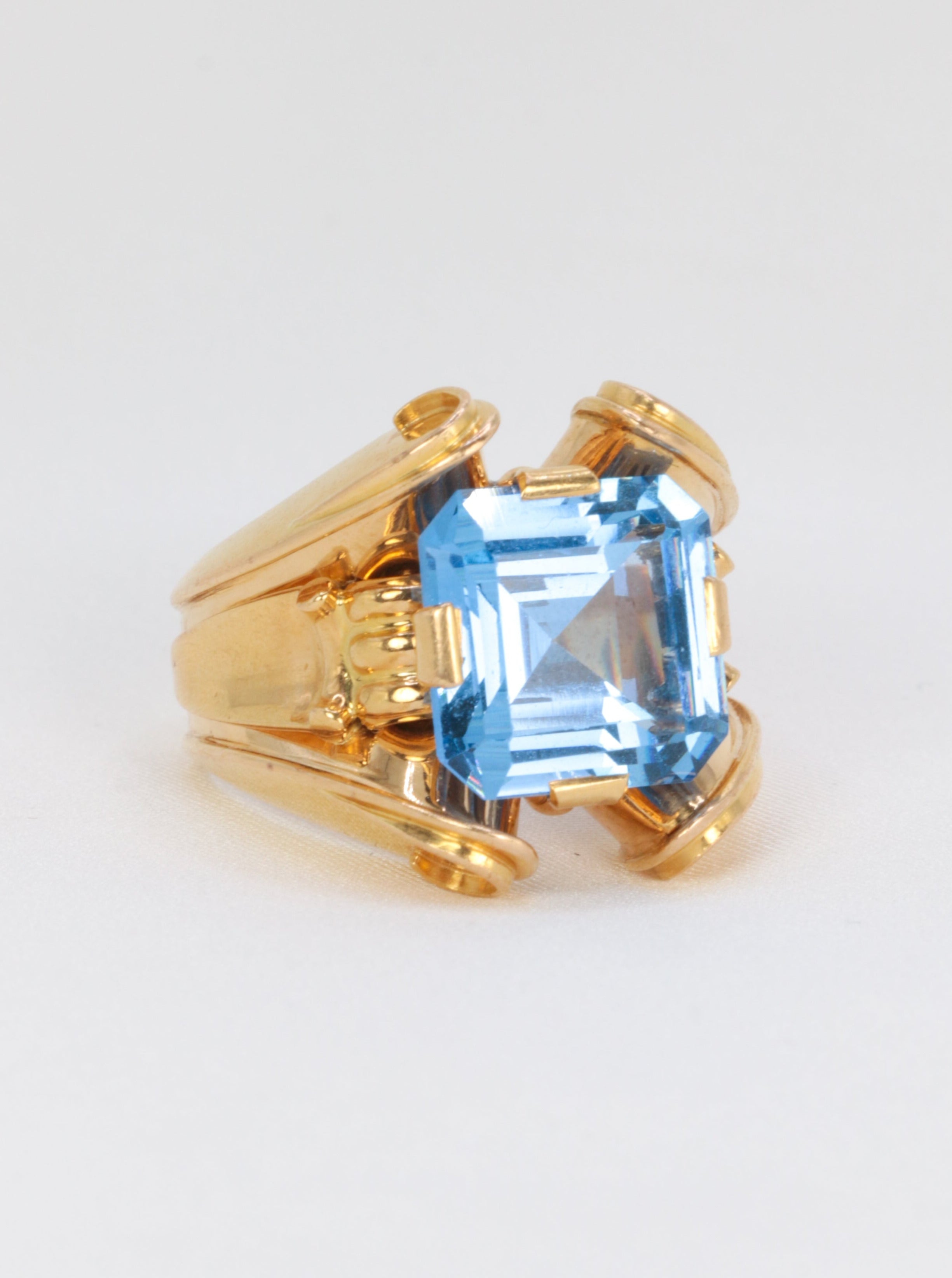 Vintage cocktail ring in gold and blue stone