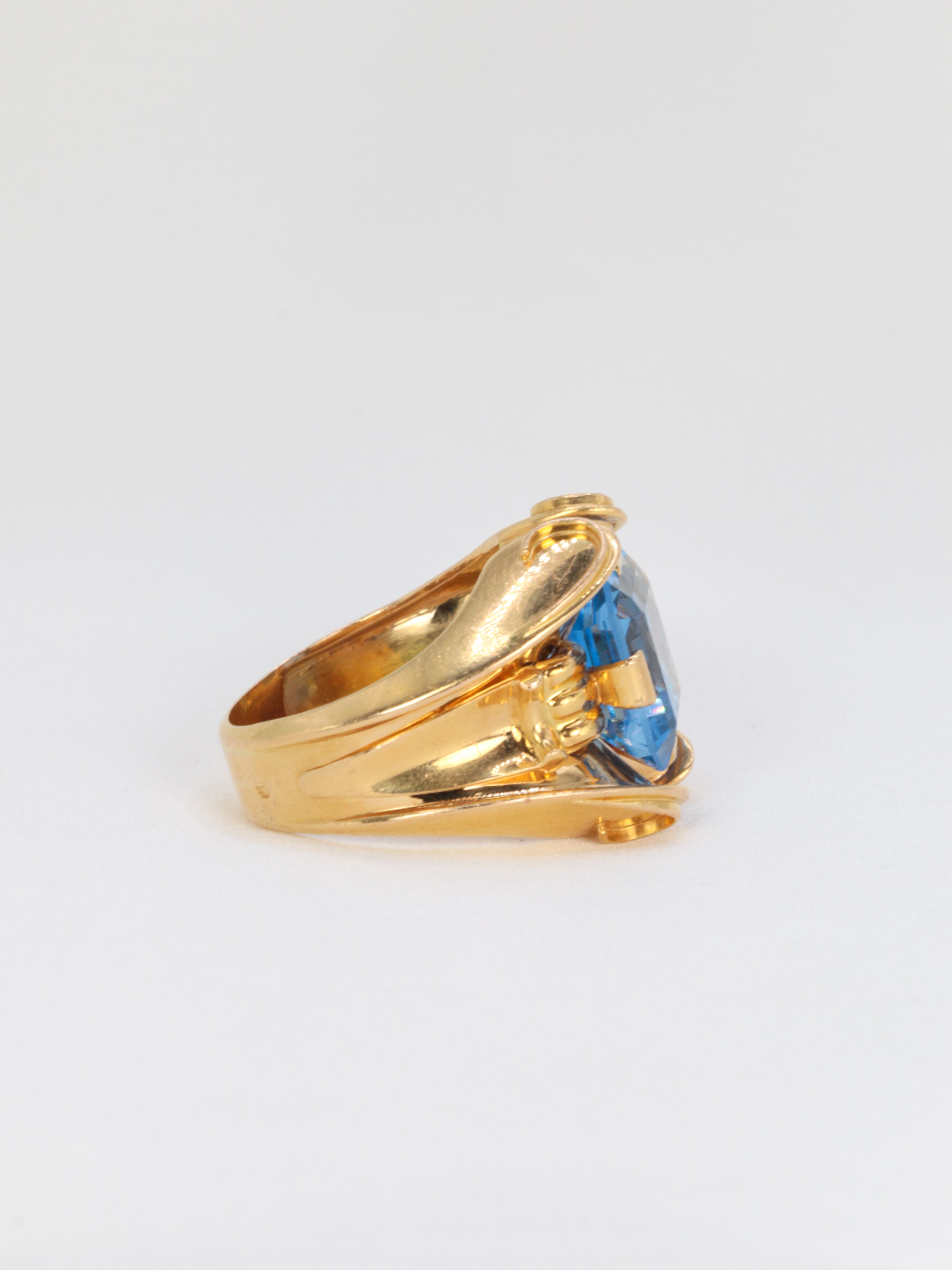 Vintage cocktail ring in gold and blue stone