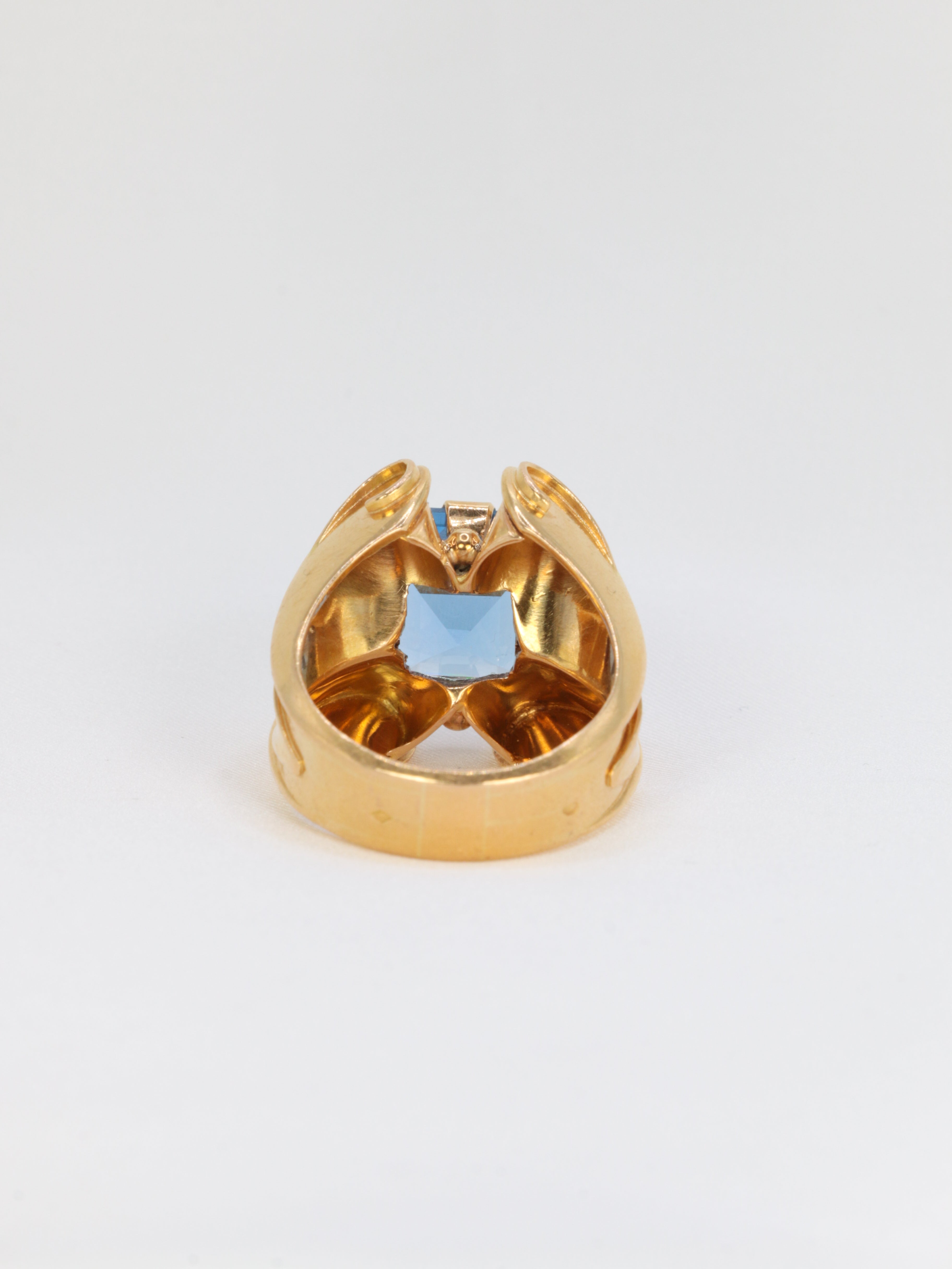 Vintage cocktail ring in gold and blue stone