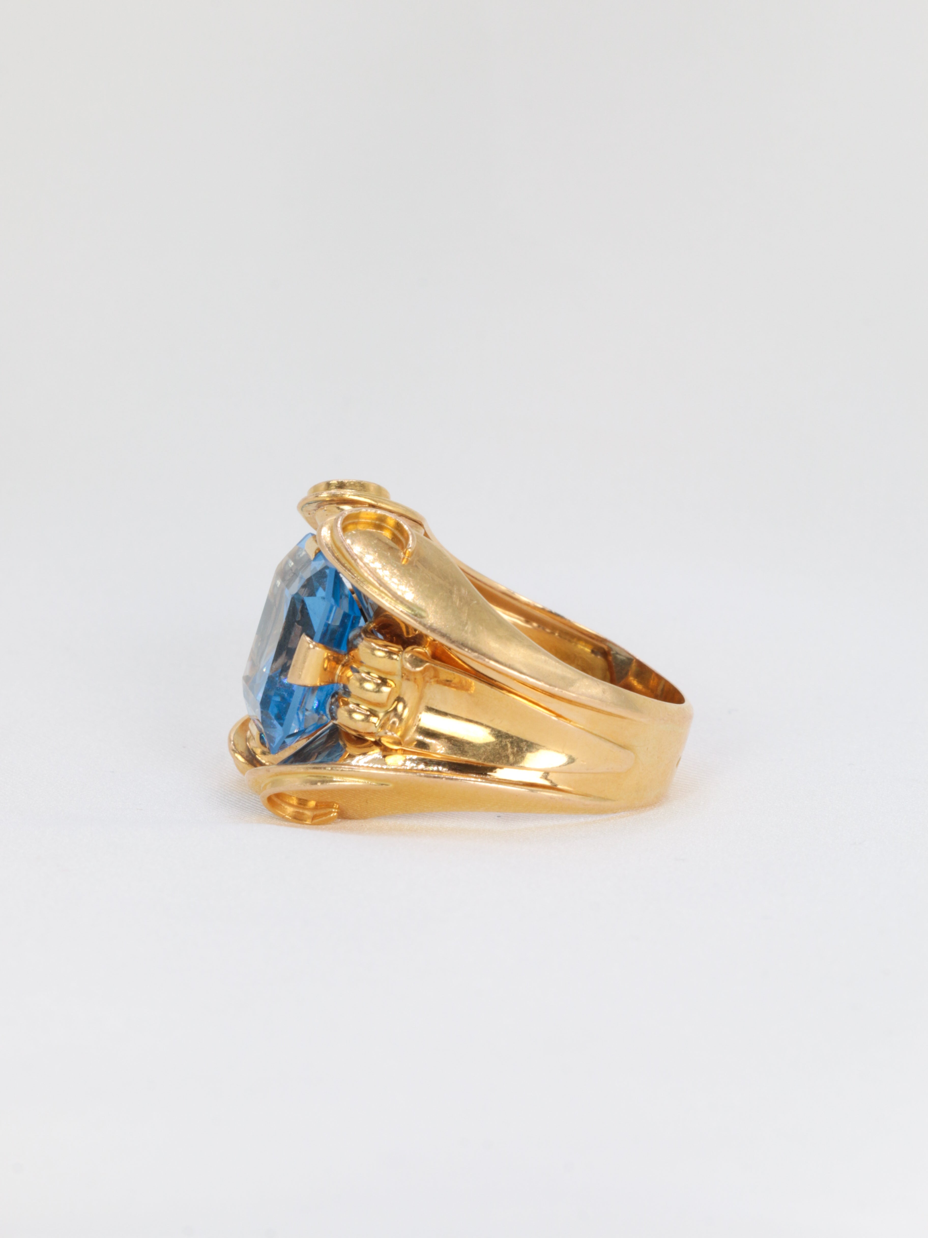 Vintage cocktail ring in gold and blue stone