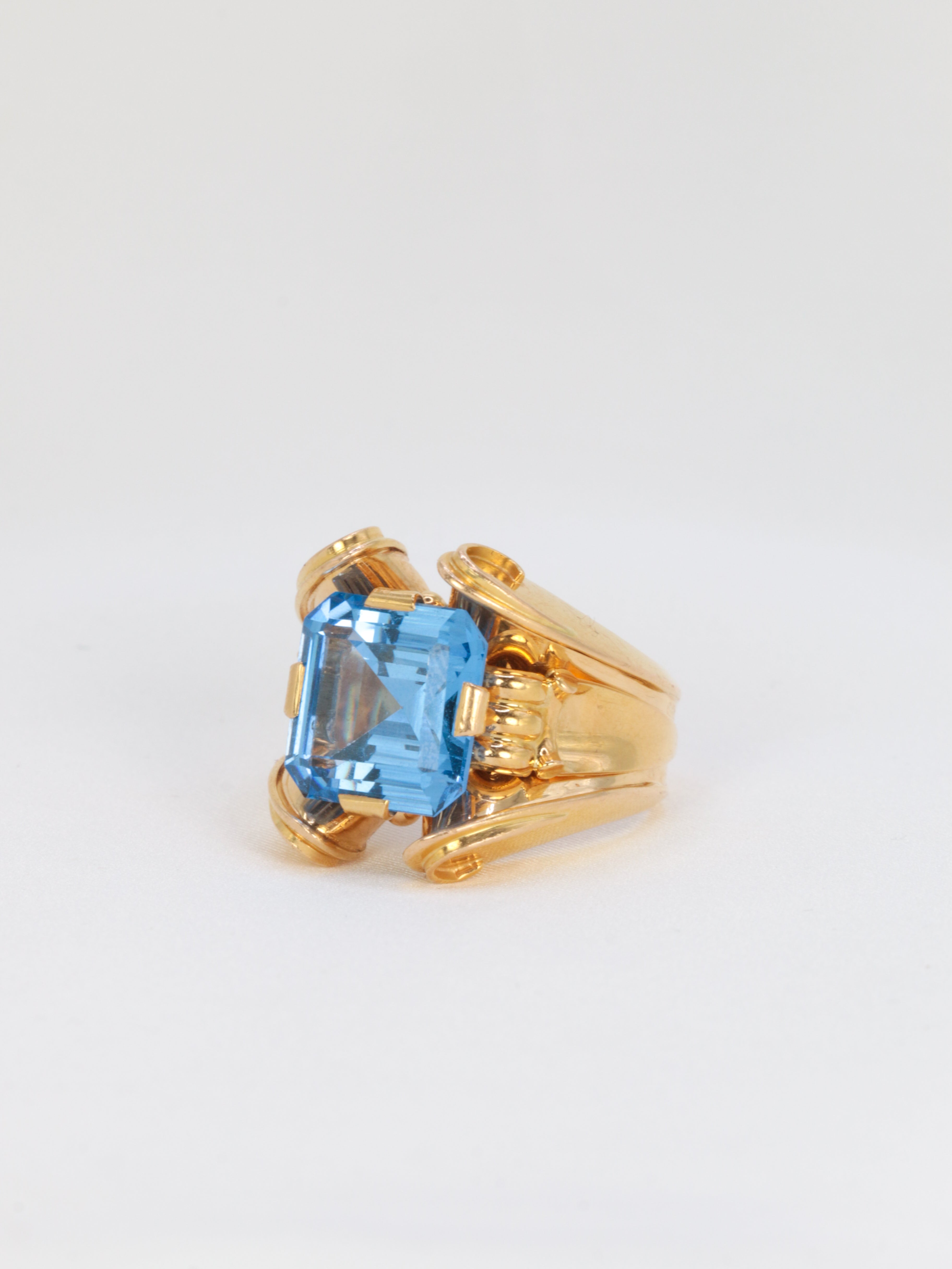 Vintage cocktail ring in gold and blue stone