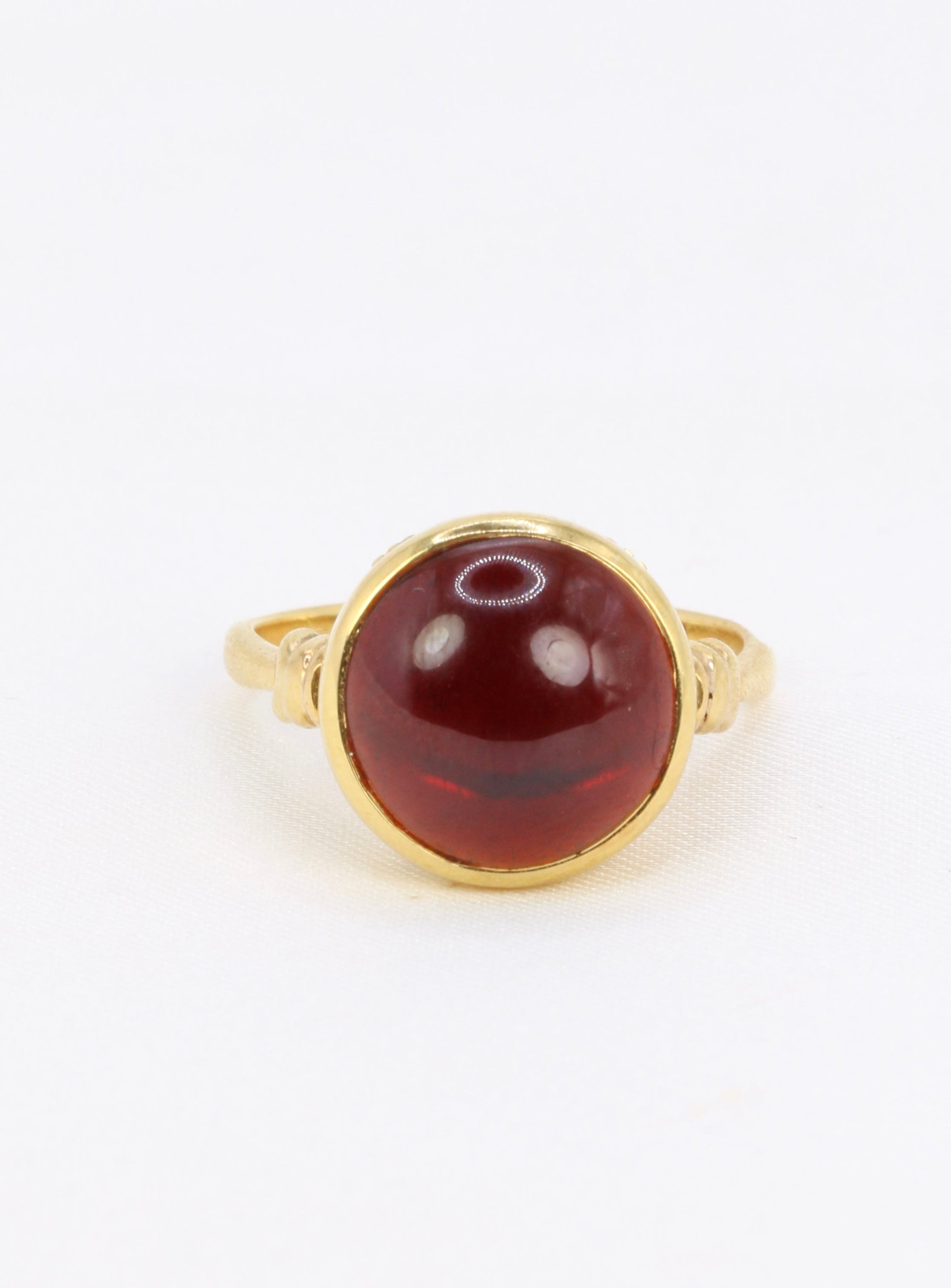 Vintage ring in yellow gold and garnet cabochon