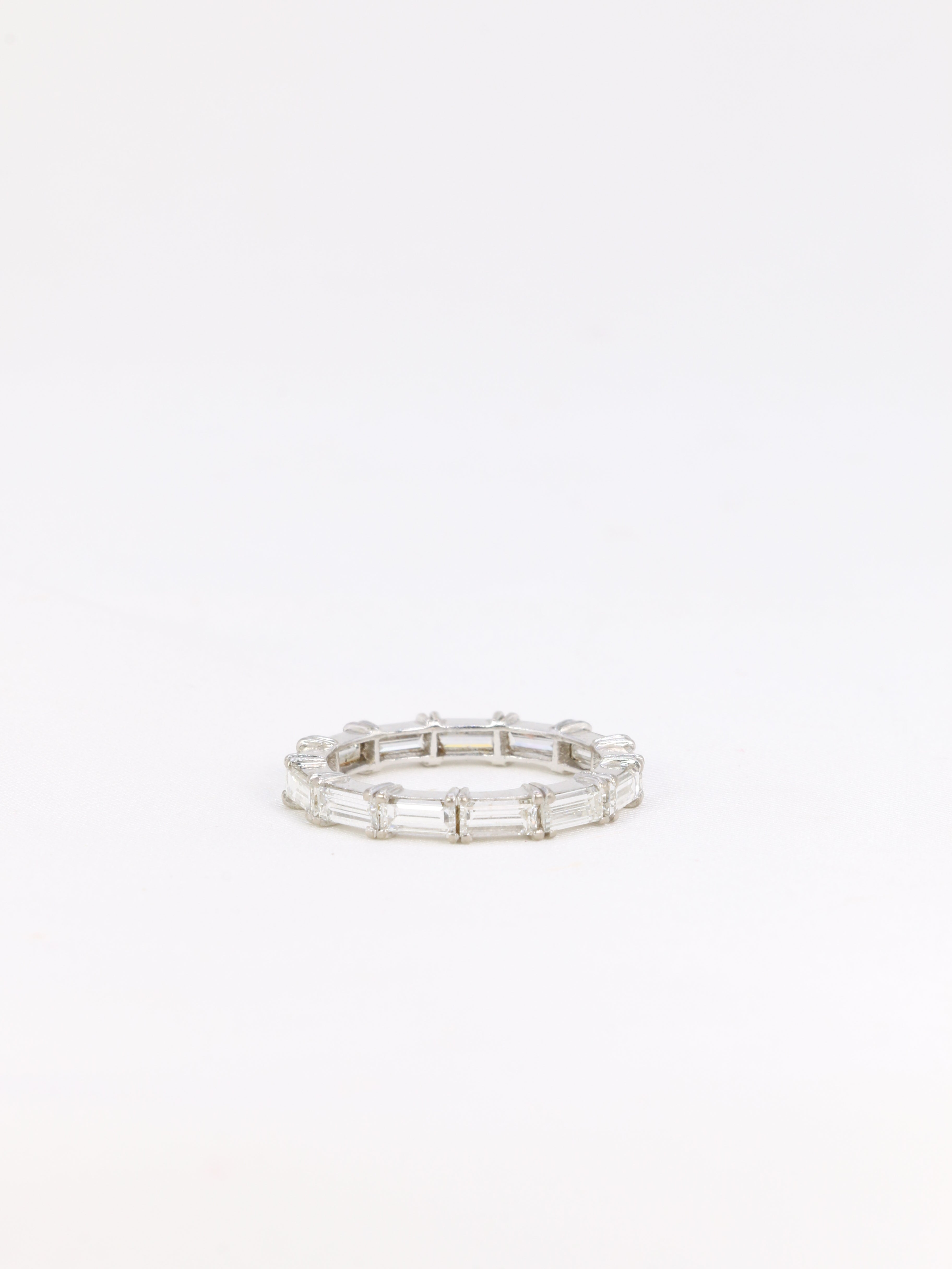 American wedding ring in white gold and baguette-cut diamonds