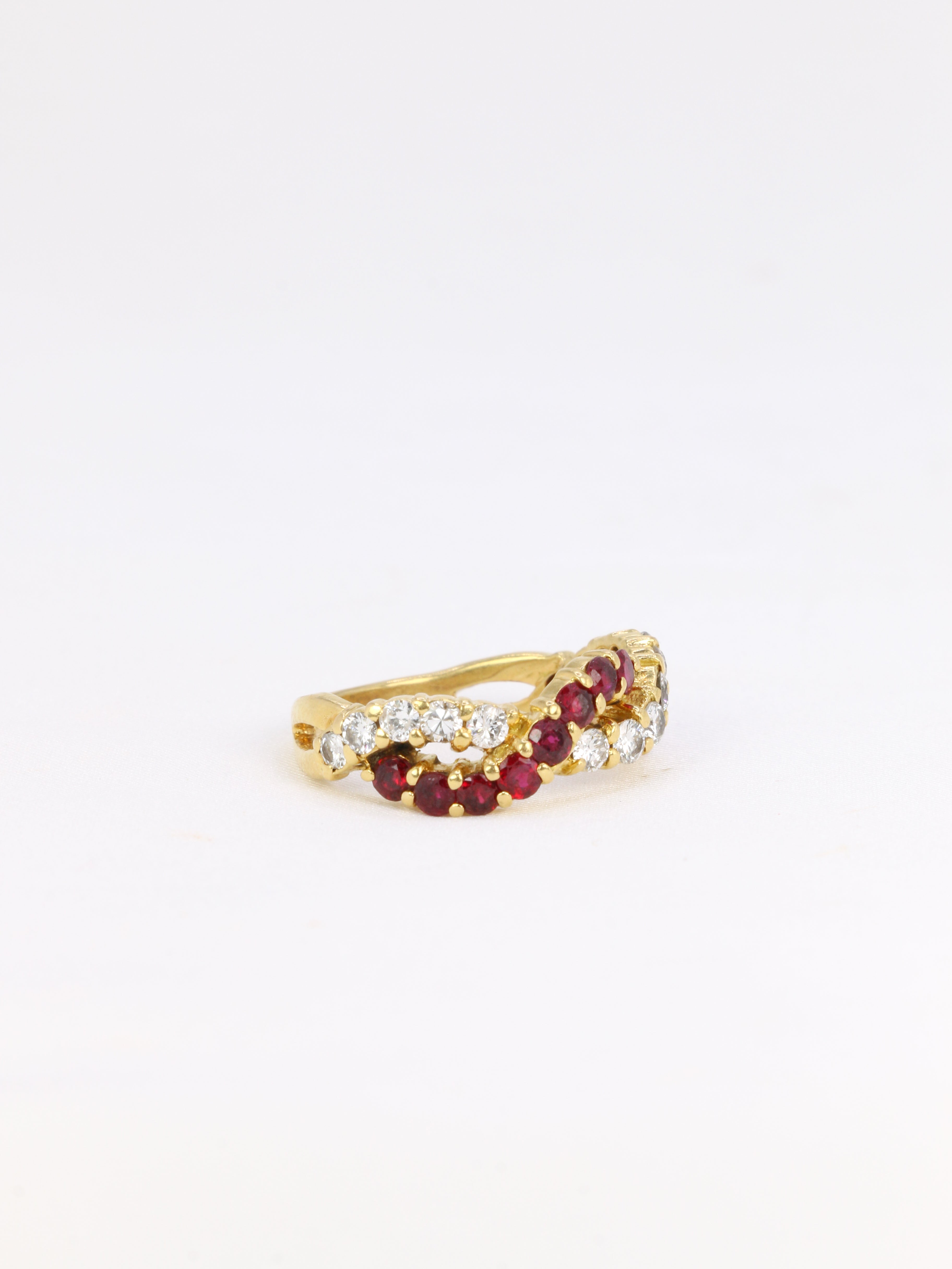 Bague vintage torsadée en or, diamants et rubis