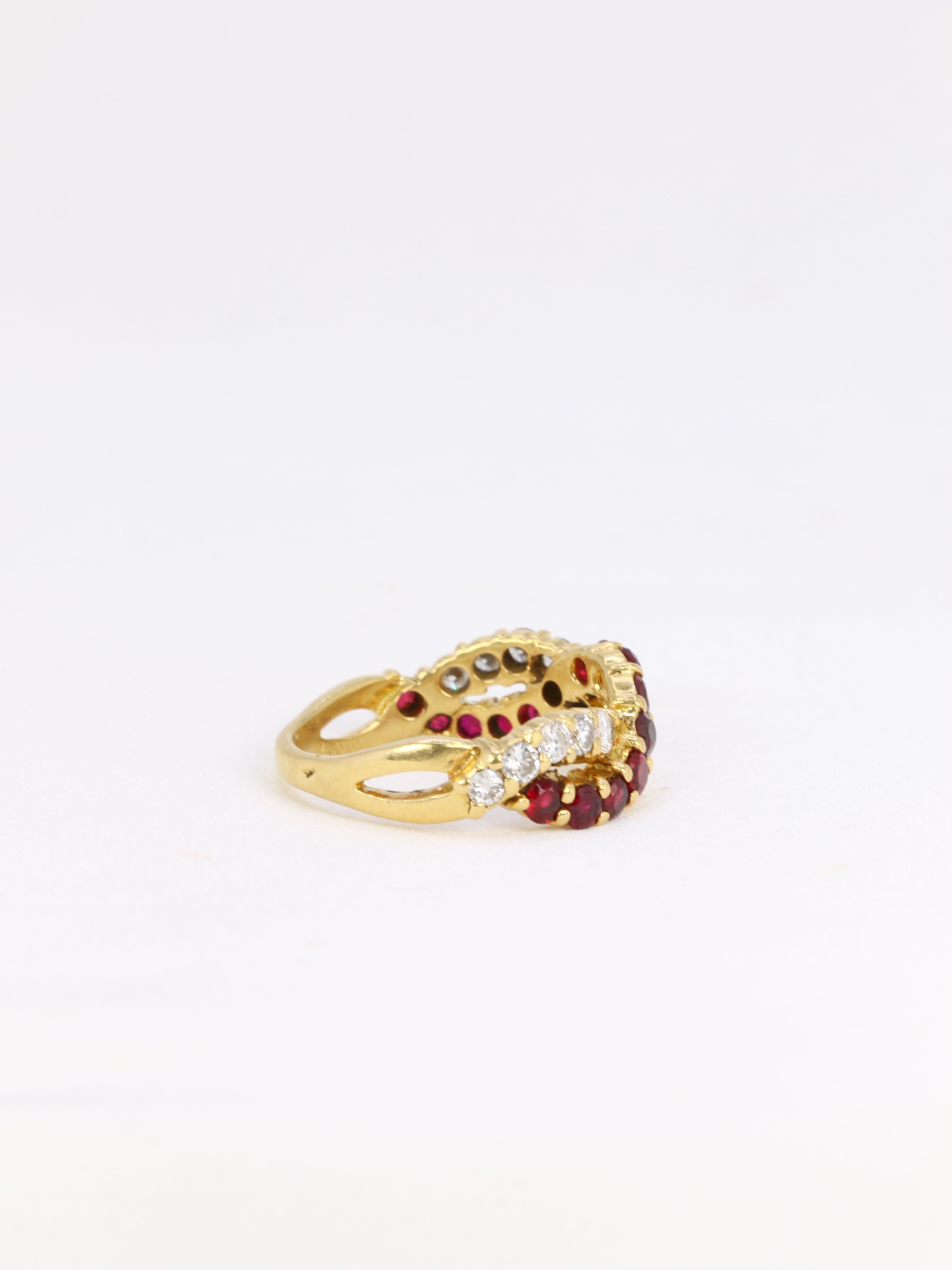 Bague vintage torsadée en or, diamants et rubis