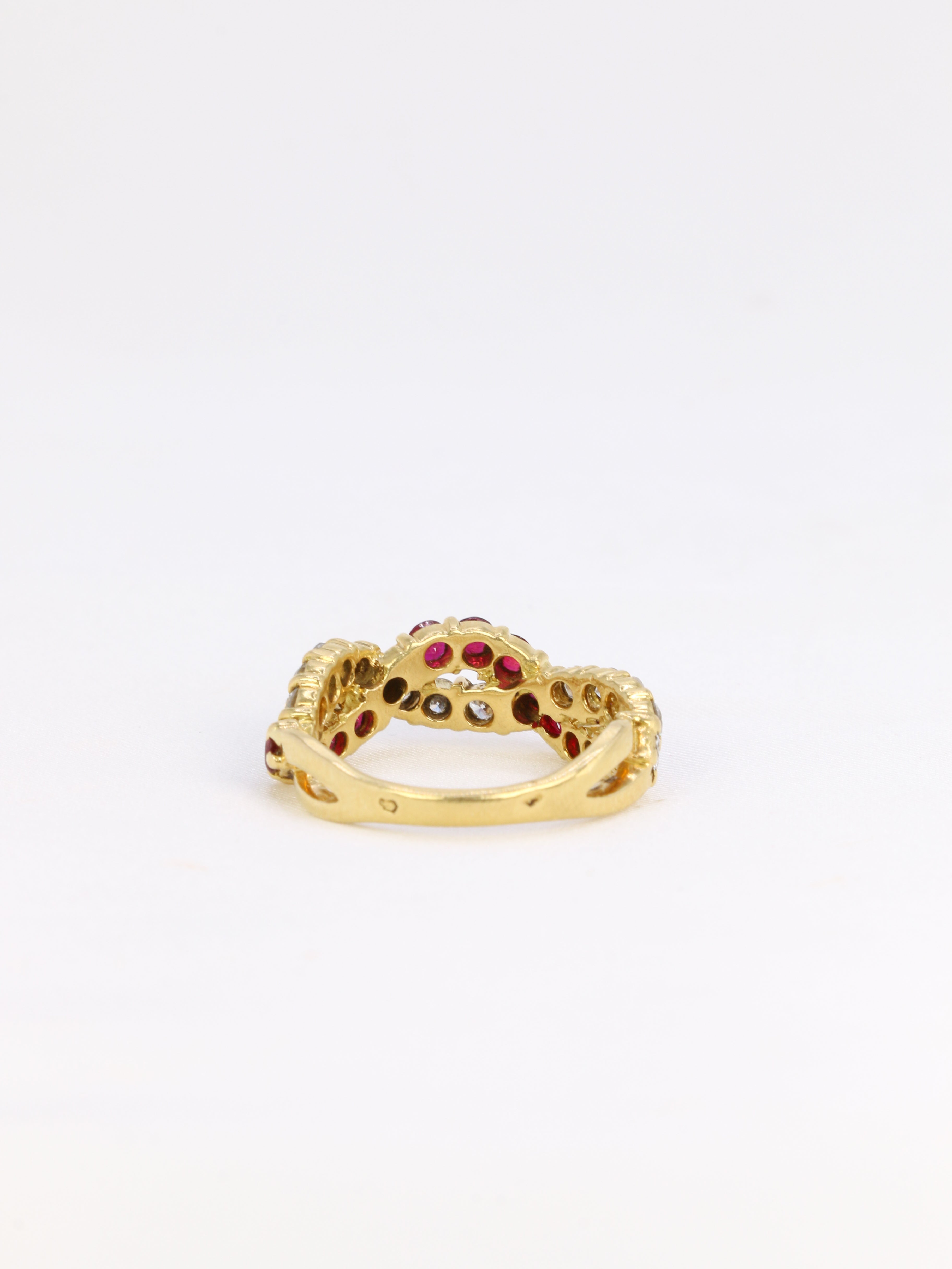 Bague vintage torsadée en or, diamants et rubis