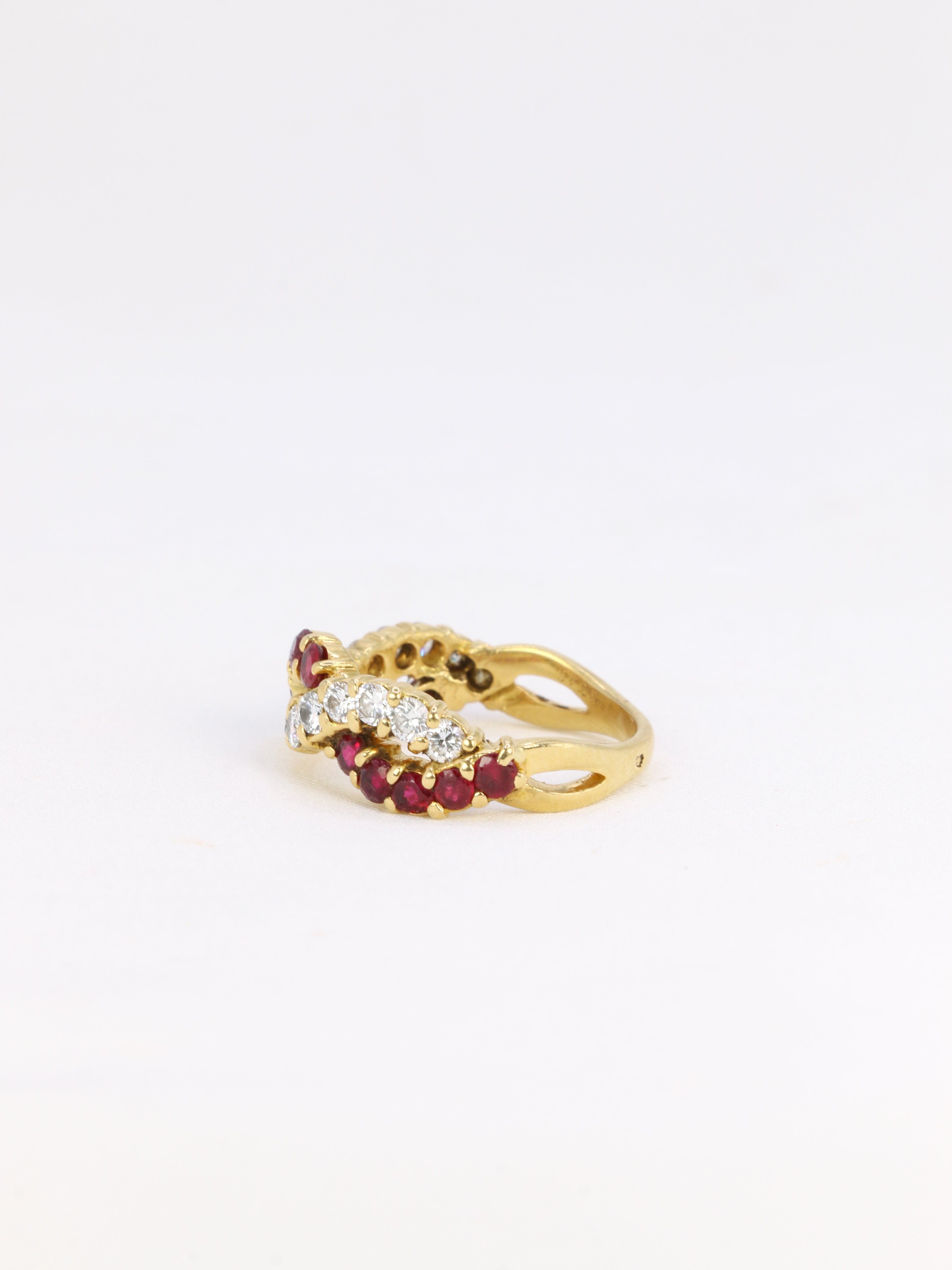 Bague vintage torsadée en or, diamants et rubis