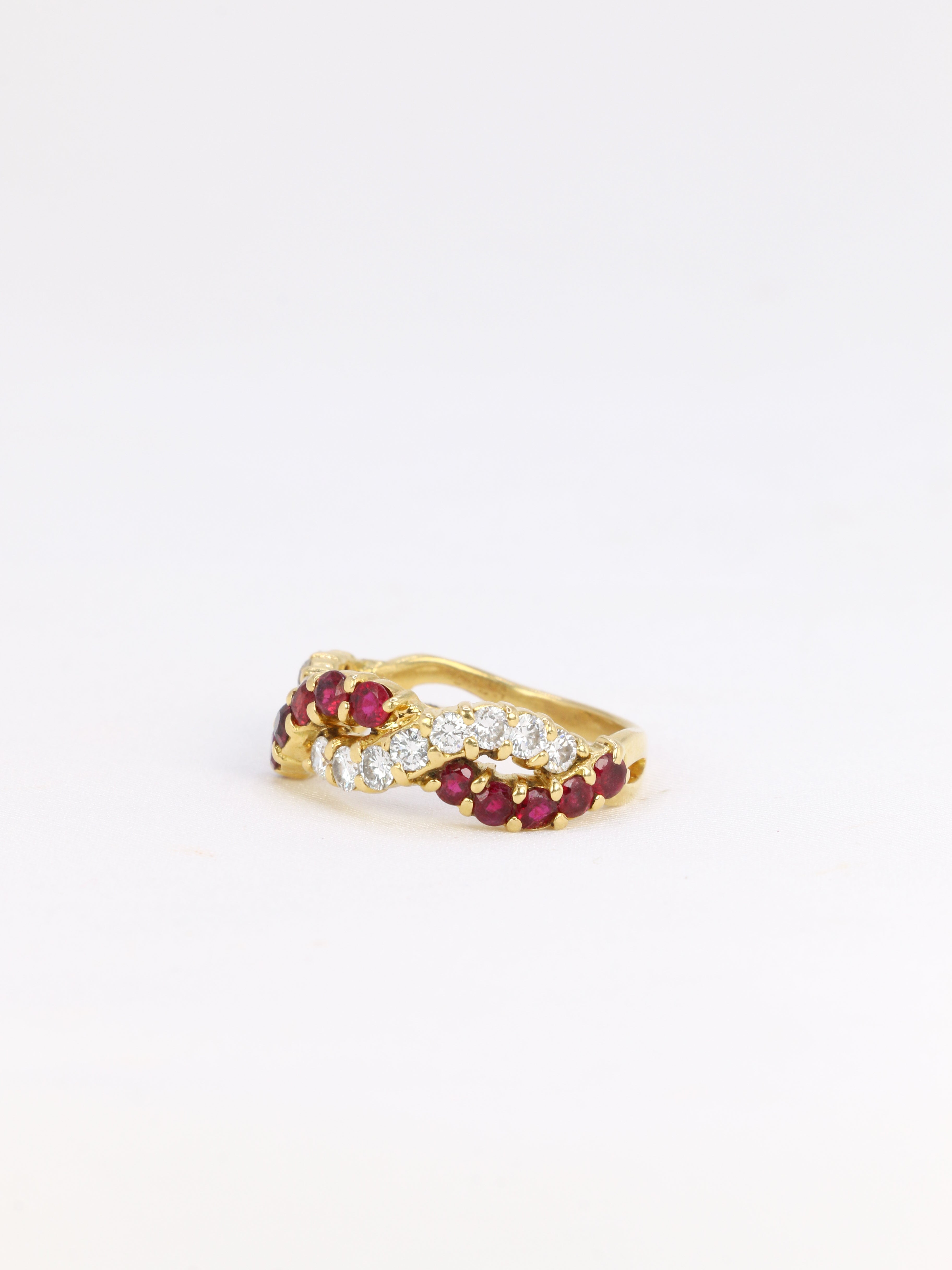 Bague vintage torsadée en or, diamants et rubis