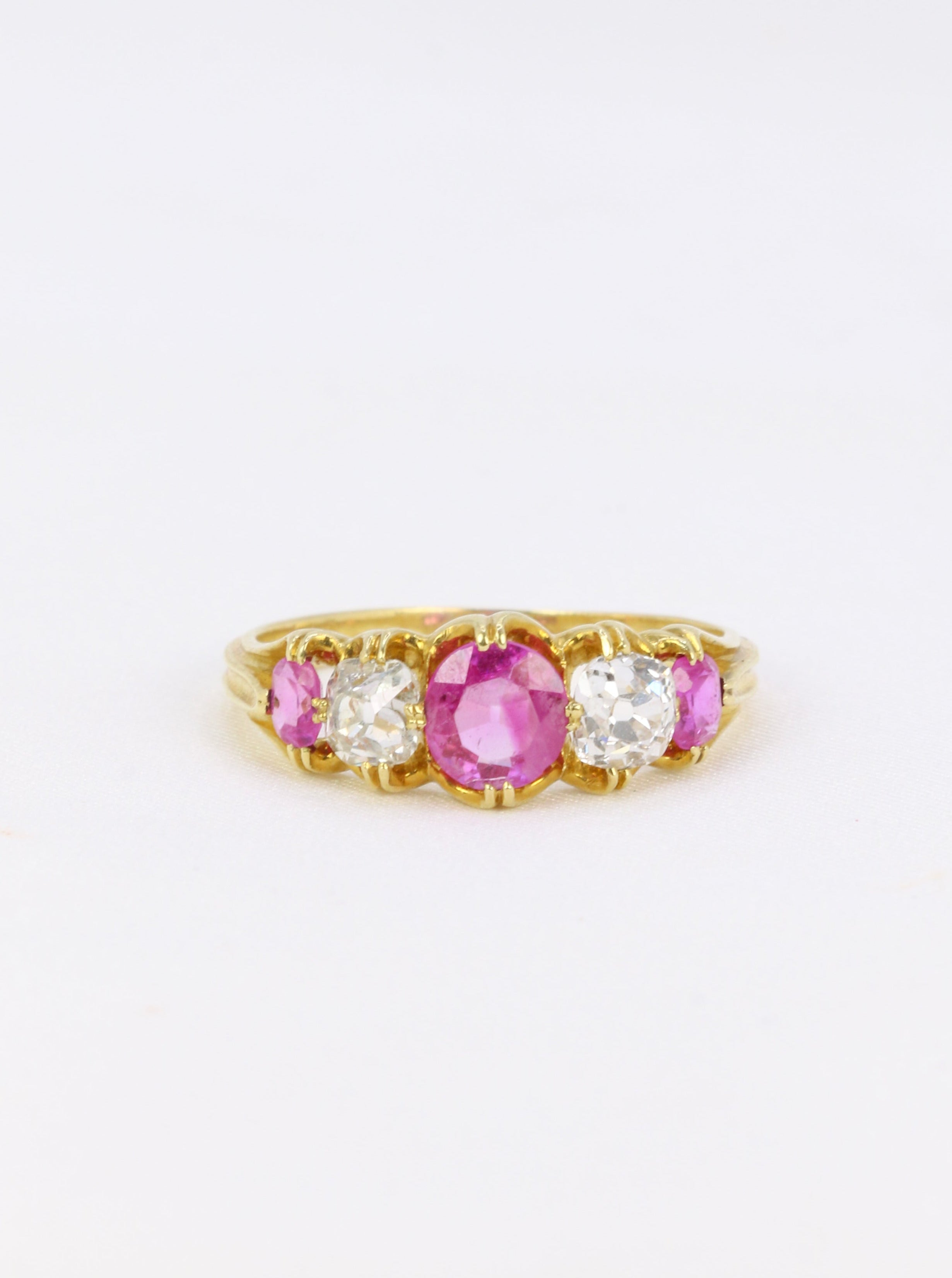 Bague jarretière or jaune, saphirs roses et diamants taille ancienne