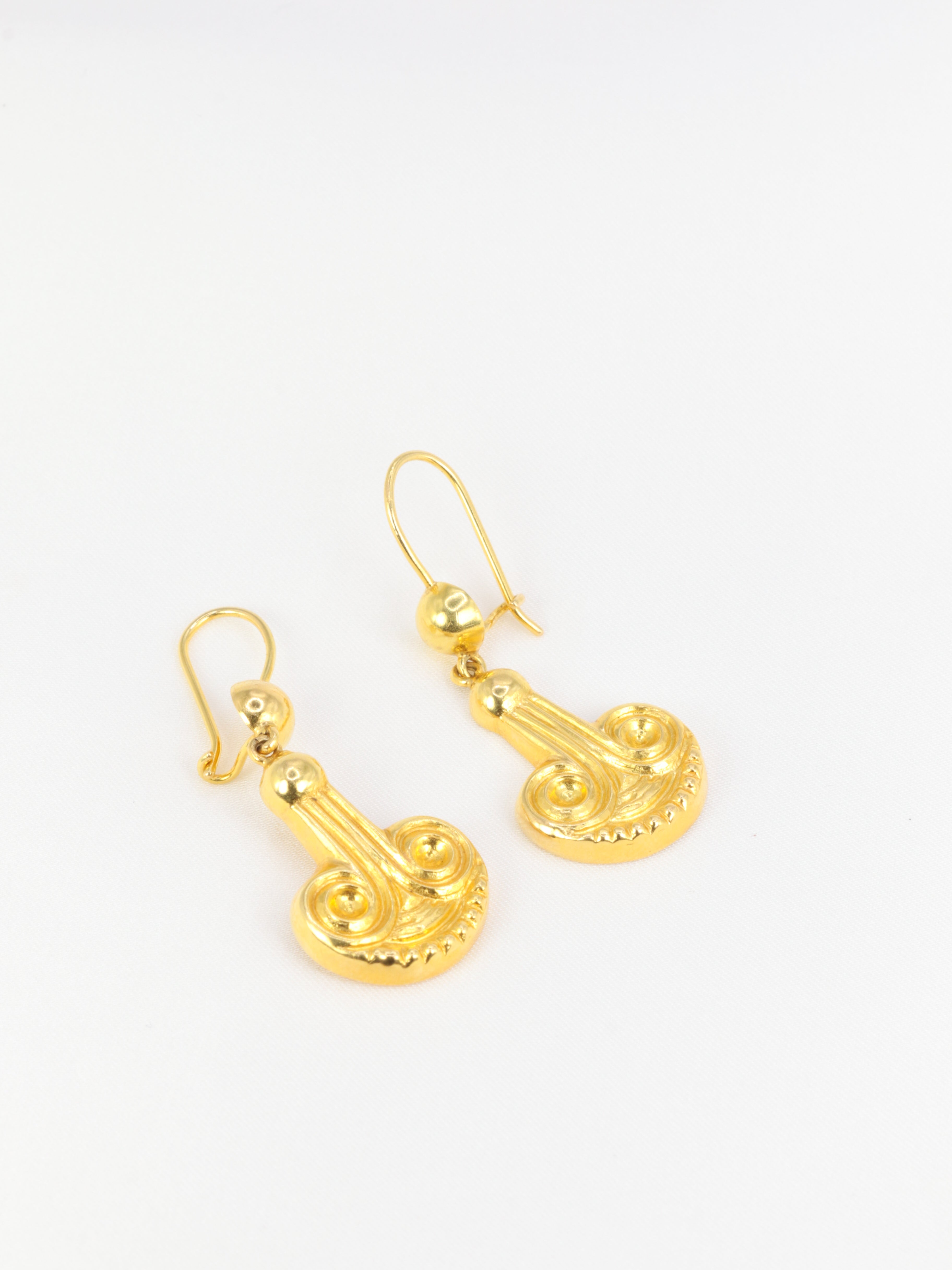 LALAOUNIS - Pair of yellow gold sleeper earrings