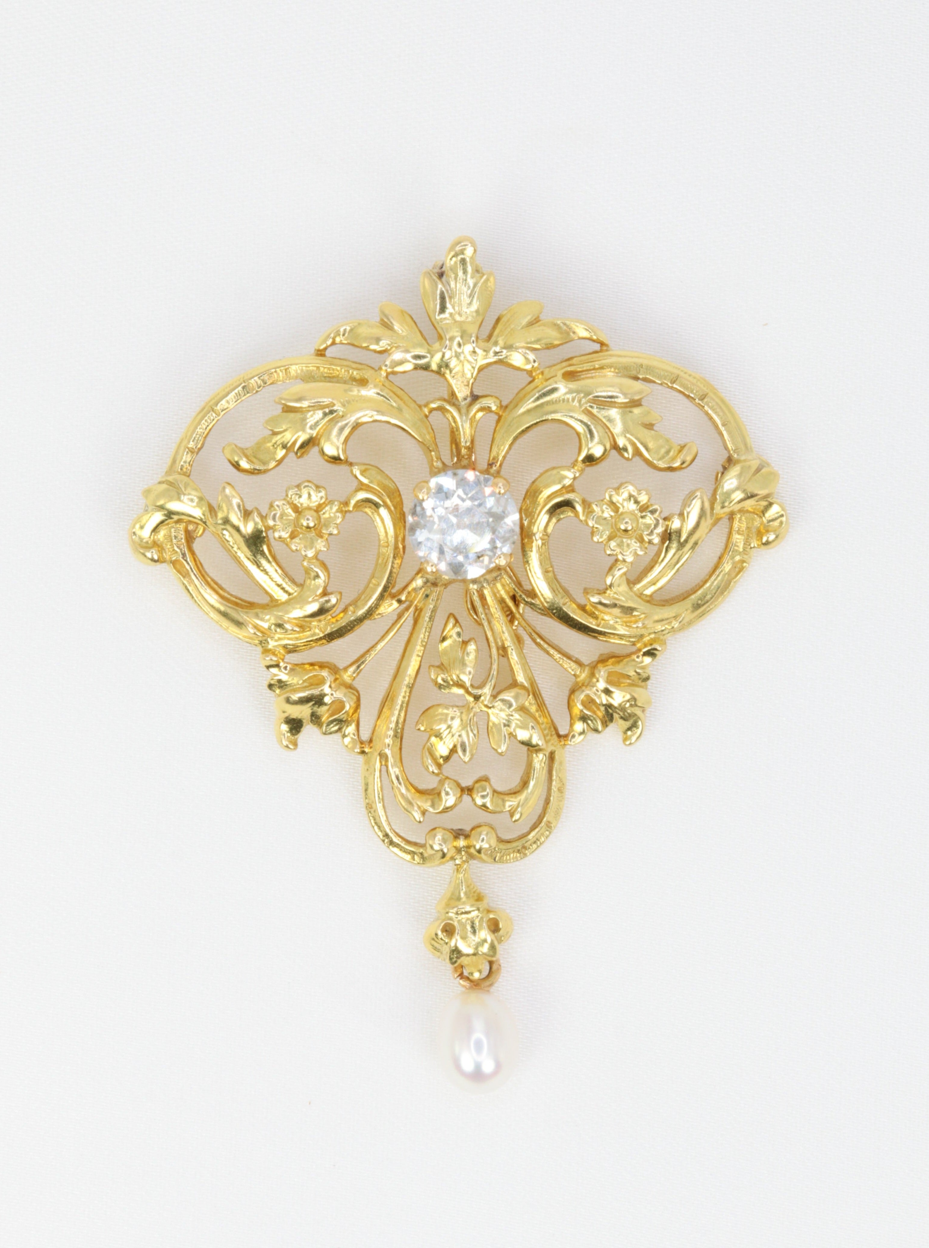 Art Nouveau pendant in gold, diamond and pearl