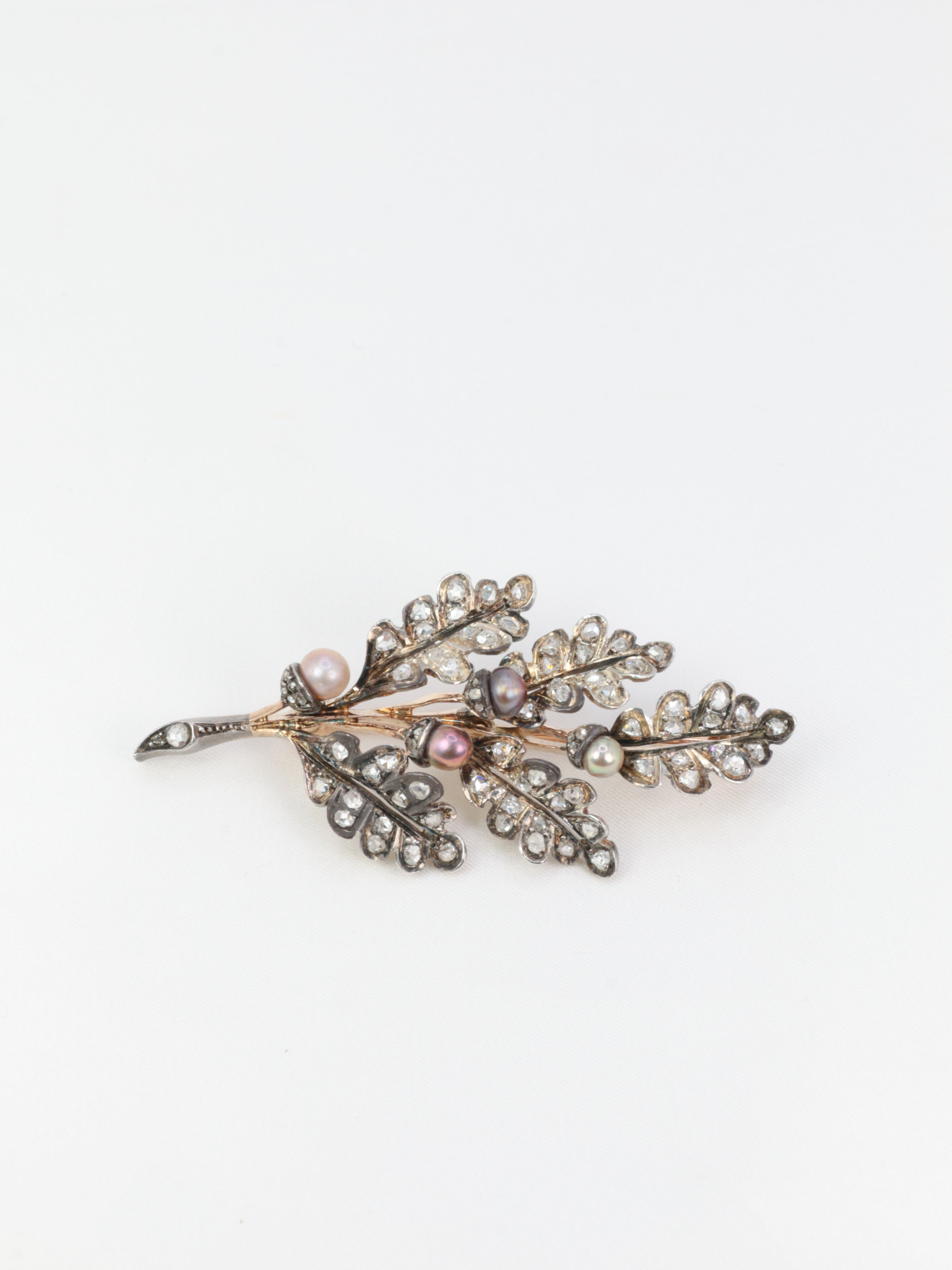 Victorian leaf brooch in gold, silver, diamonds and fine pearls - circa 1880