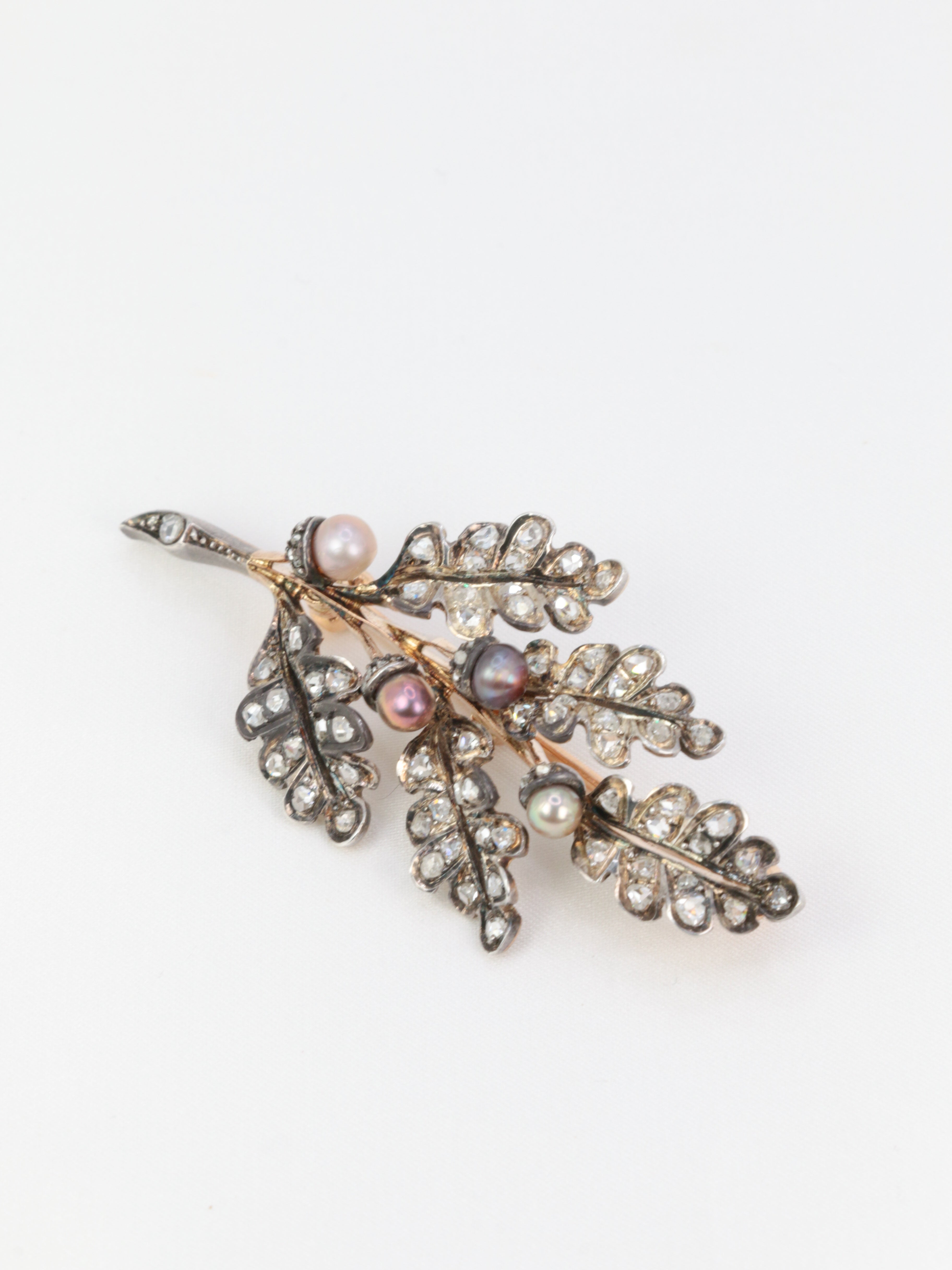 Victorian leaf brooch in gold, silver, diamonds and fine pearls - circa 1880