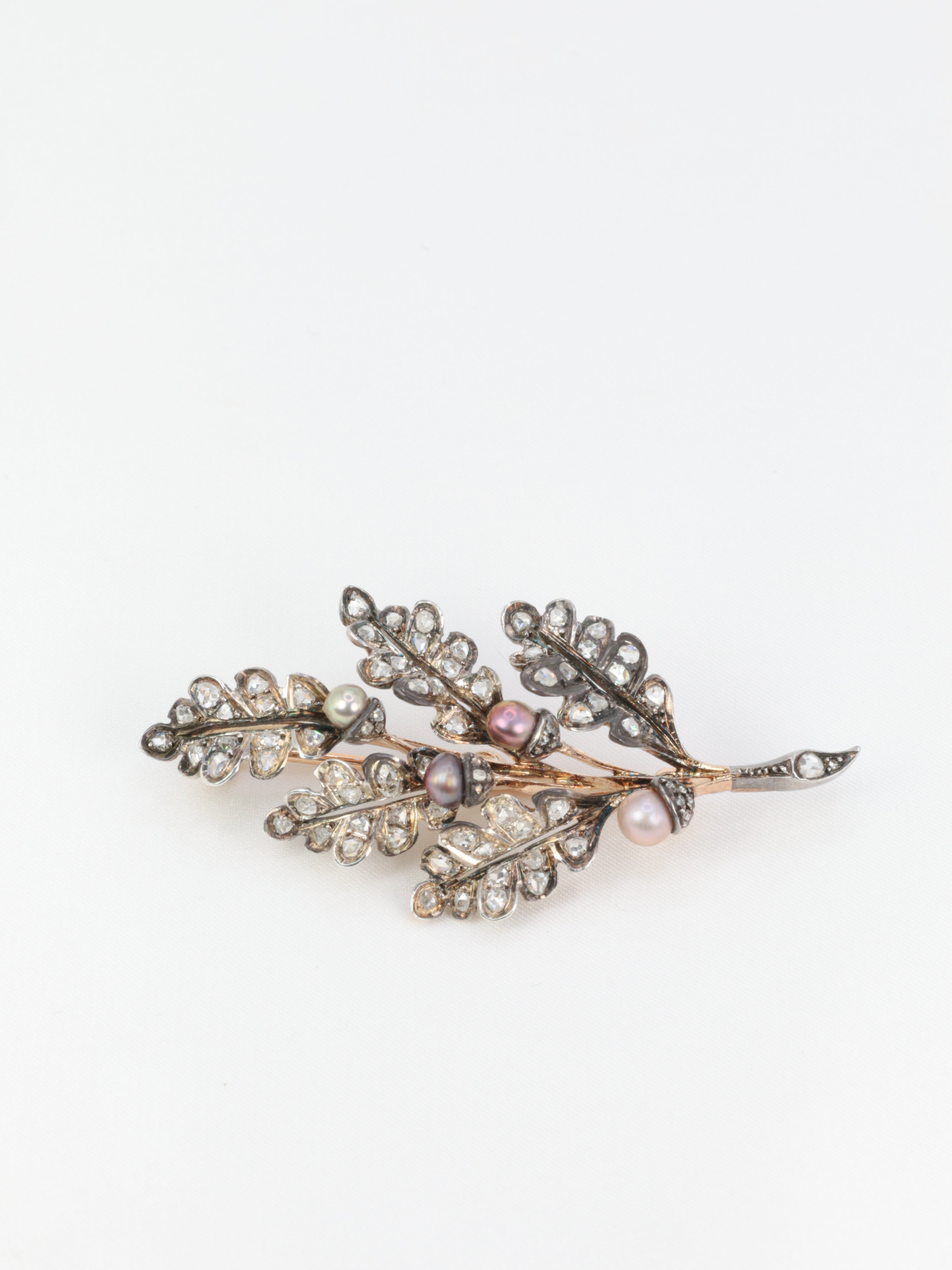 Victorian leaf brooch in gold, silver, diamonds and fine pearls - circa 1880