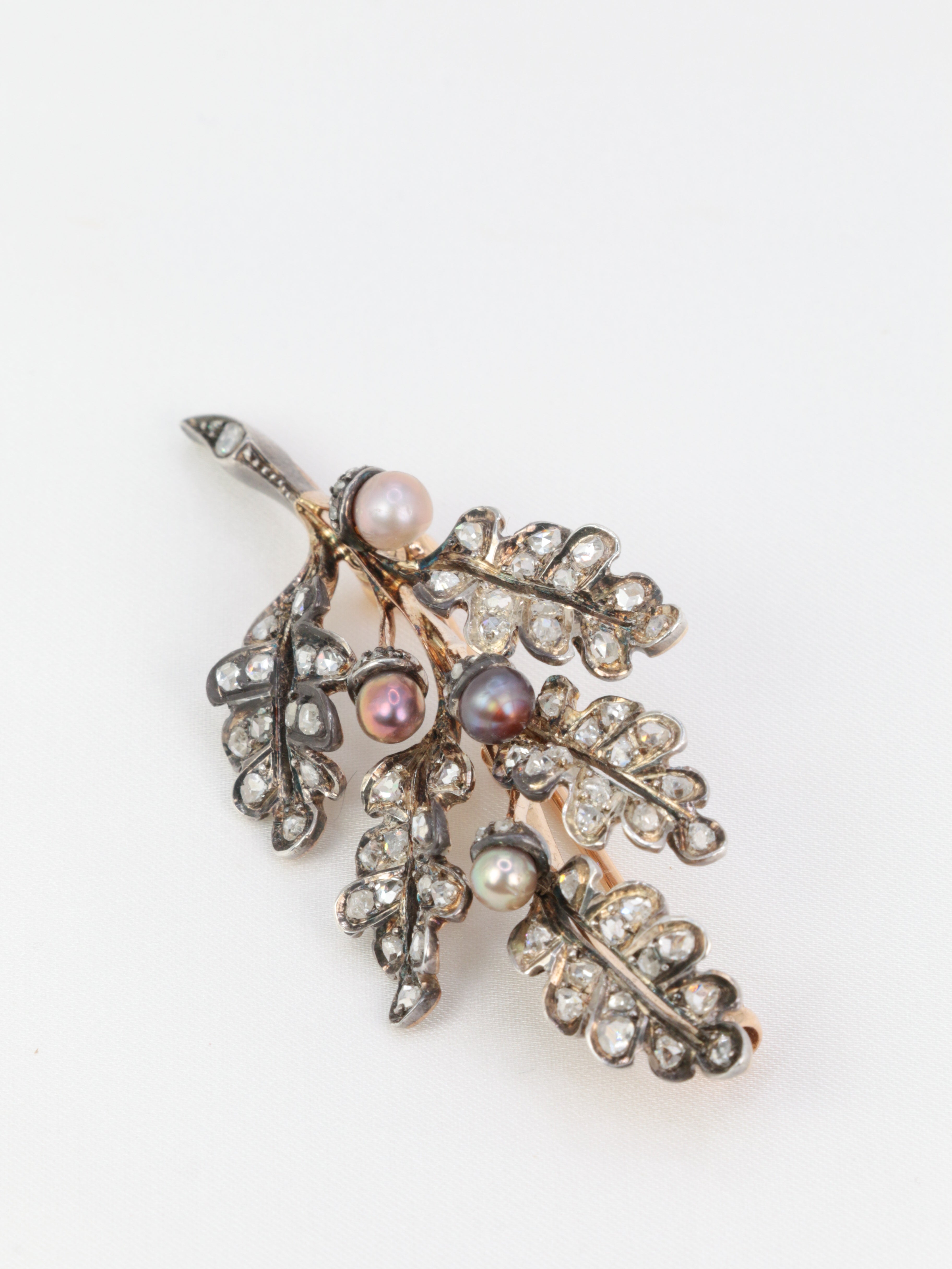 Victorian leaf brooch in gold, silver, diamonds and fine pearls - circa 1880