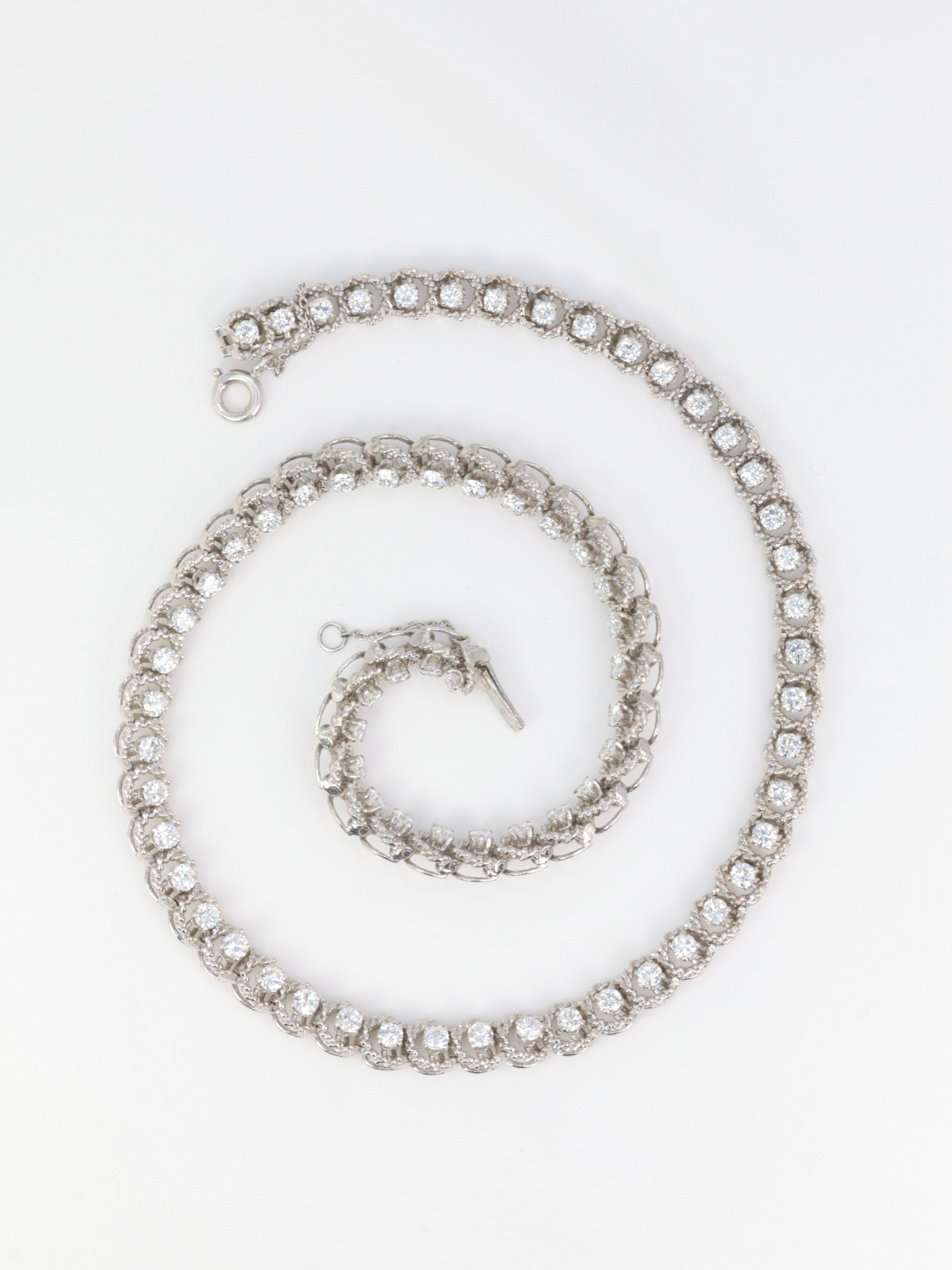 Collier rivière diamants or blanc tressé 6 ct