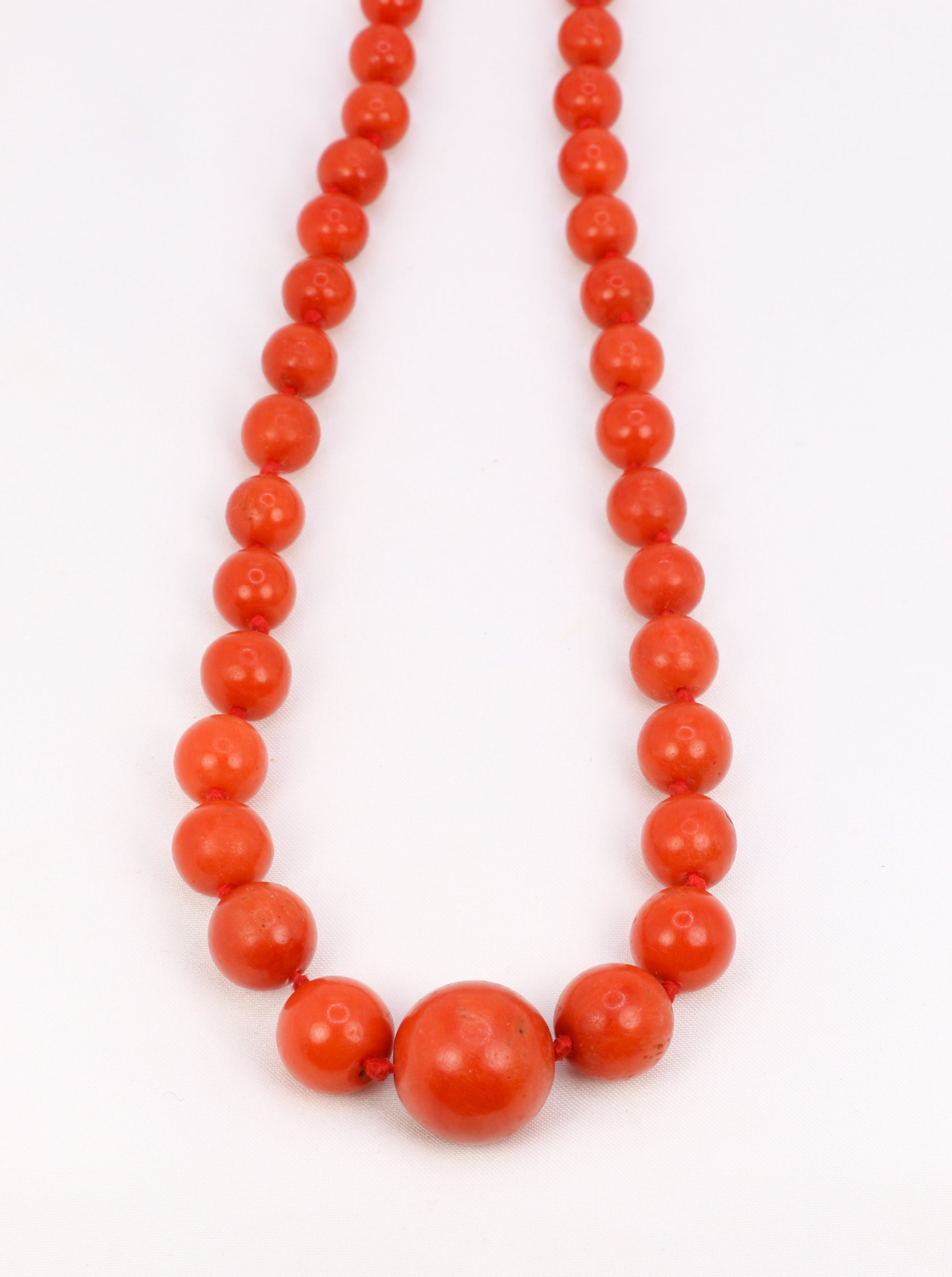 Vintage necklace in yellow gold and red coral beads