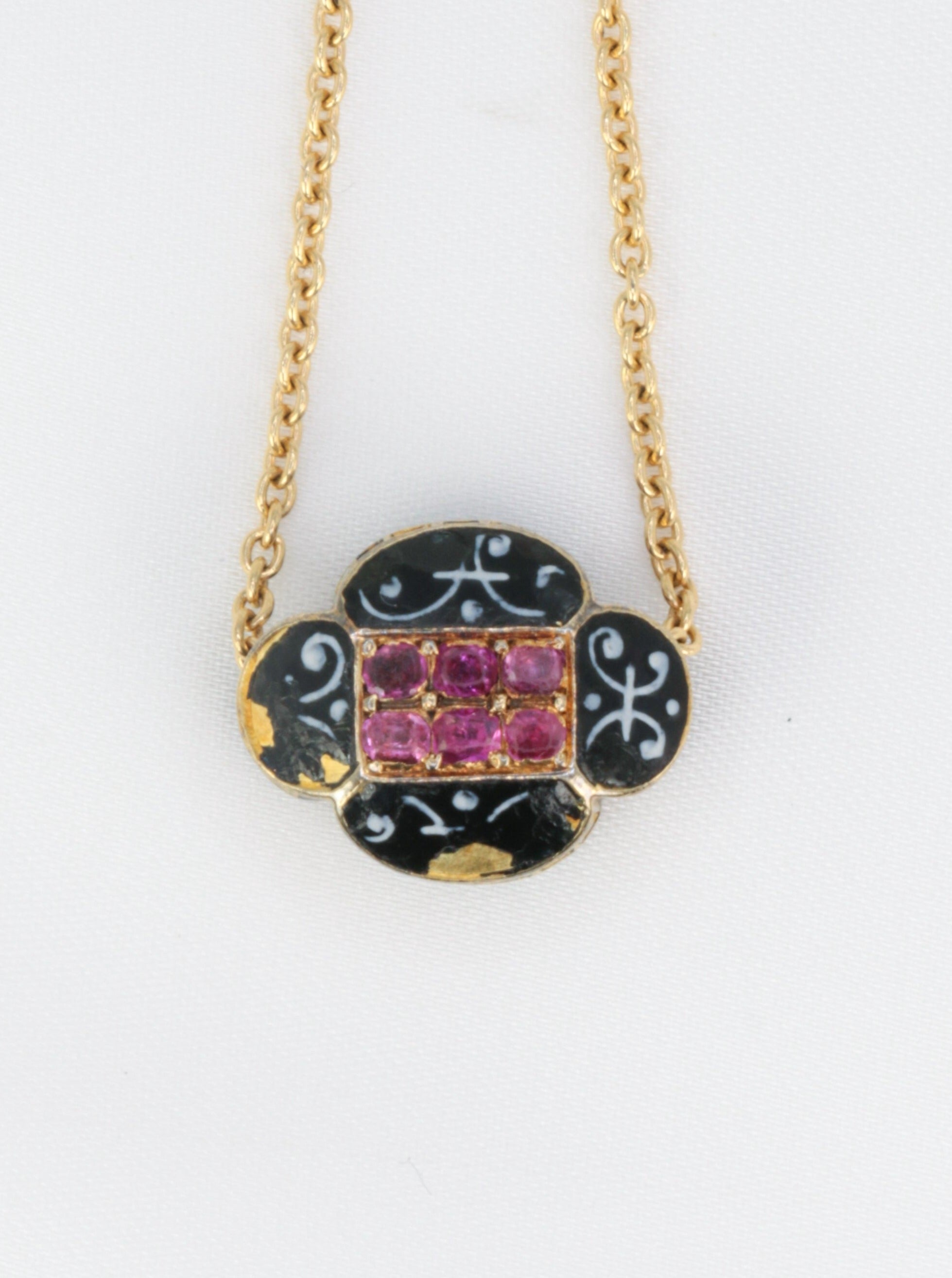 Vintage pendant in gold, email and ruby