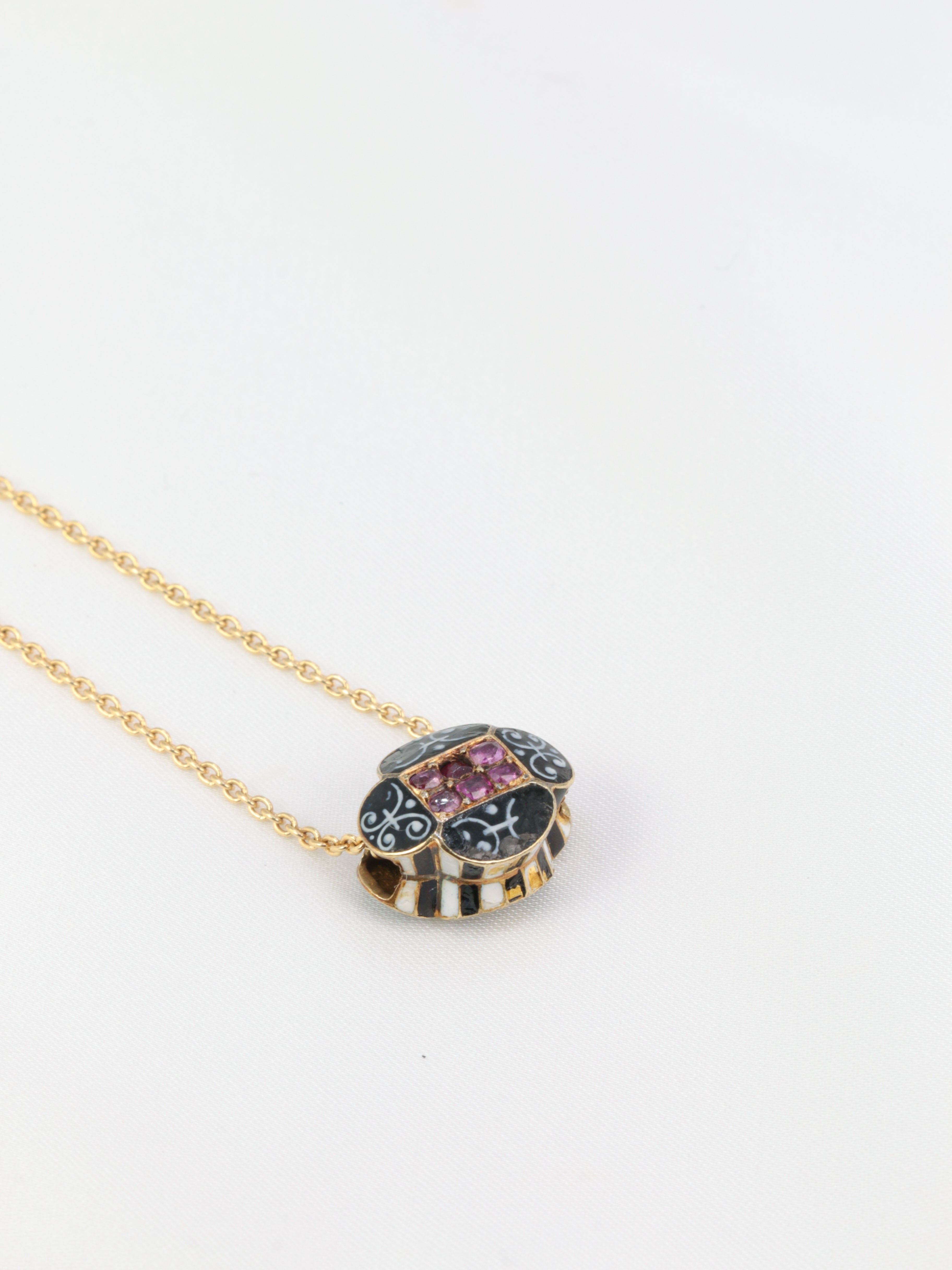 Vintage pendant in gold, email and ruby