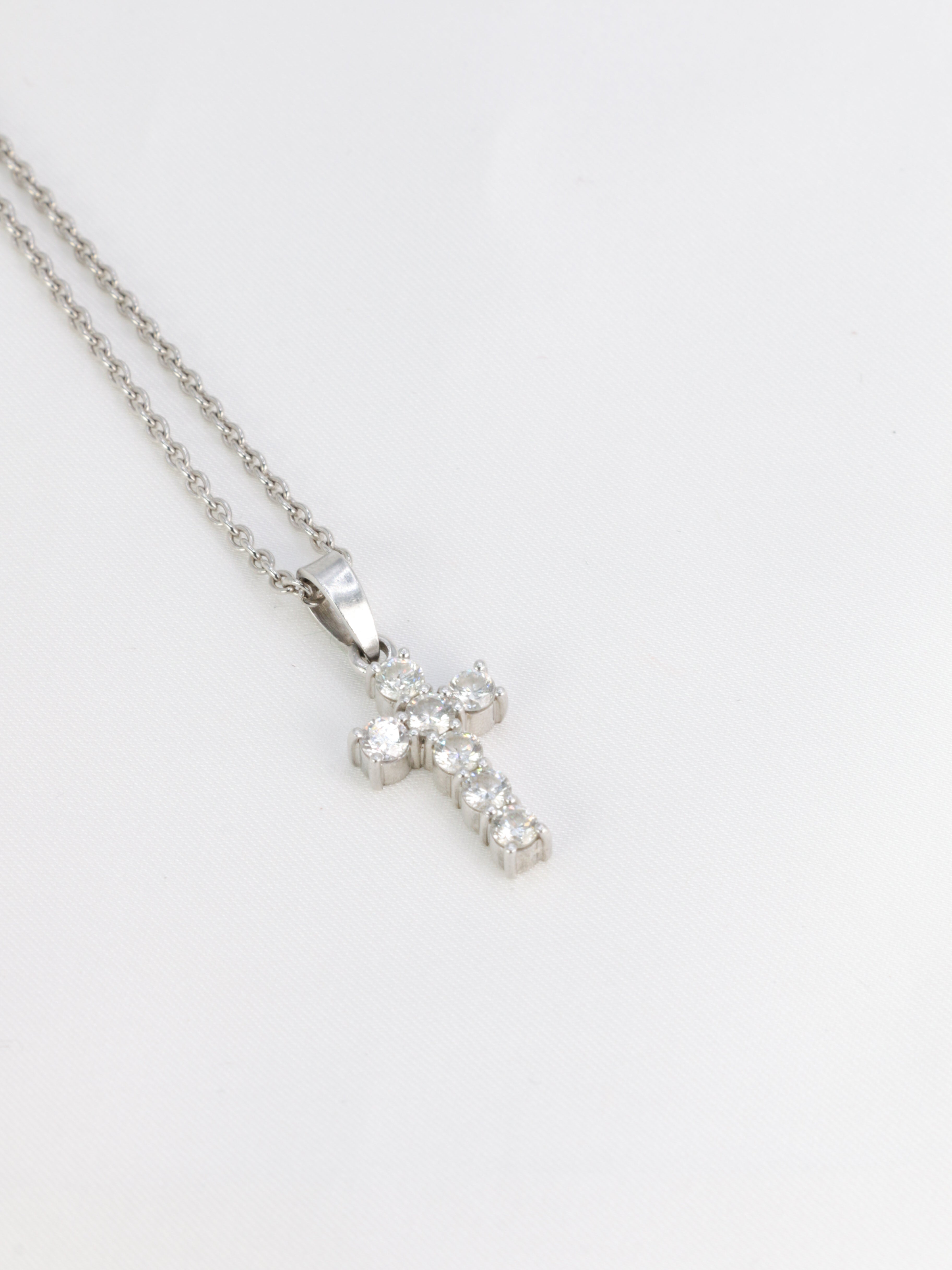 Vintage cross pendant in white gold and diamonds