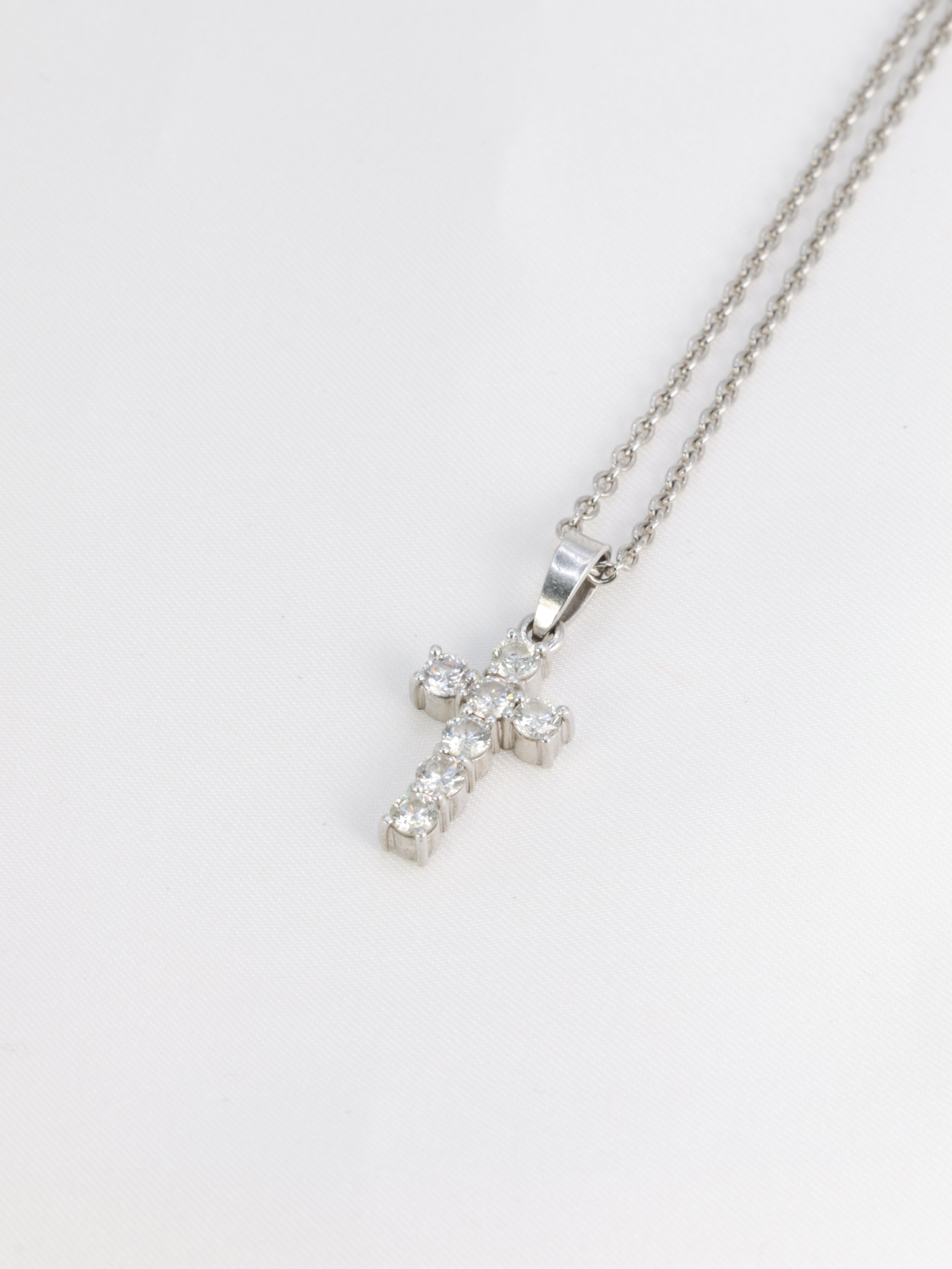 Vintage cross pendant in white gold and diamonds