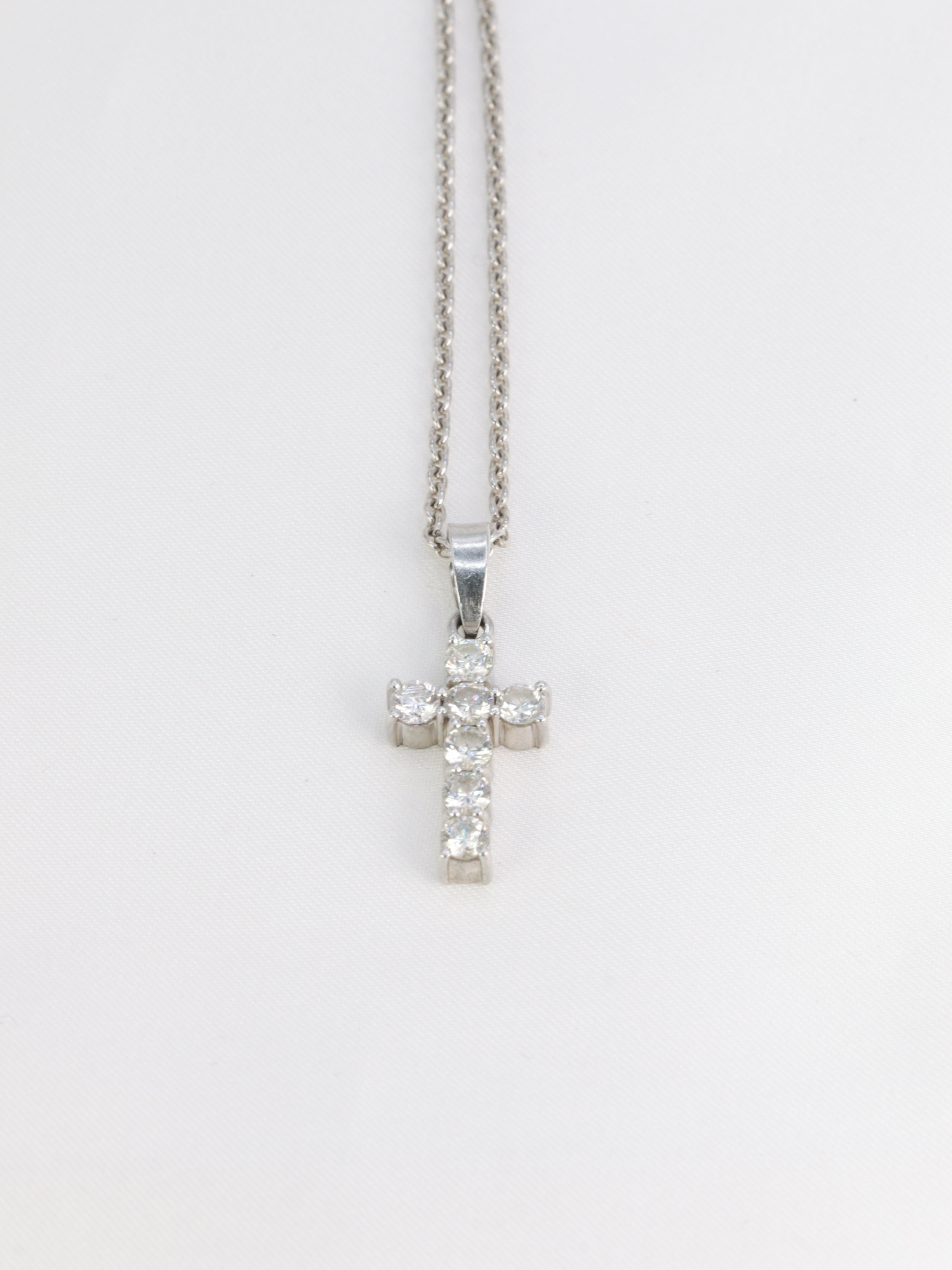 Vintage cross pendant in white gold and diamonds