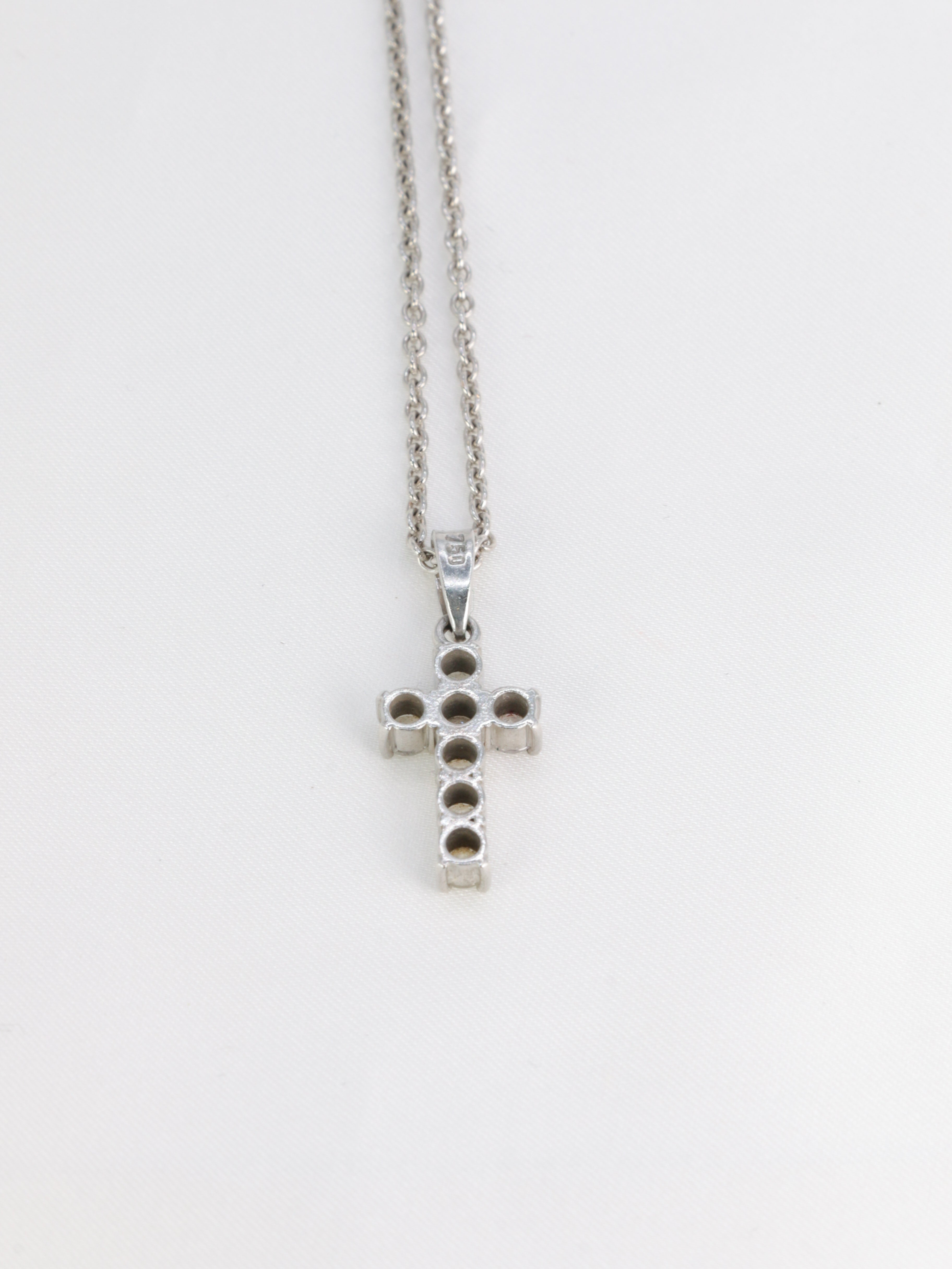 Vintage cross pendant in white gold and diamonds