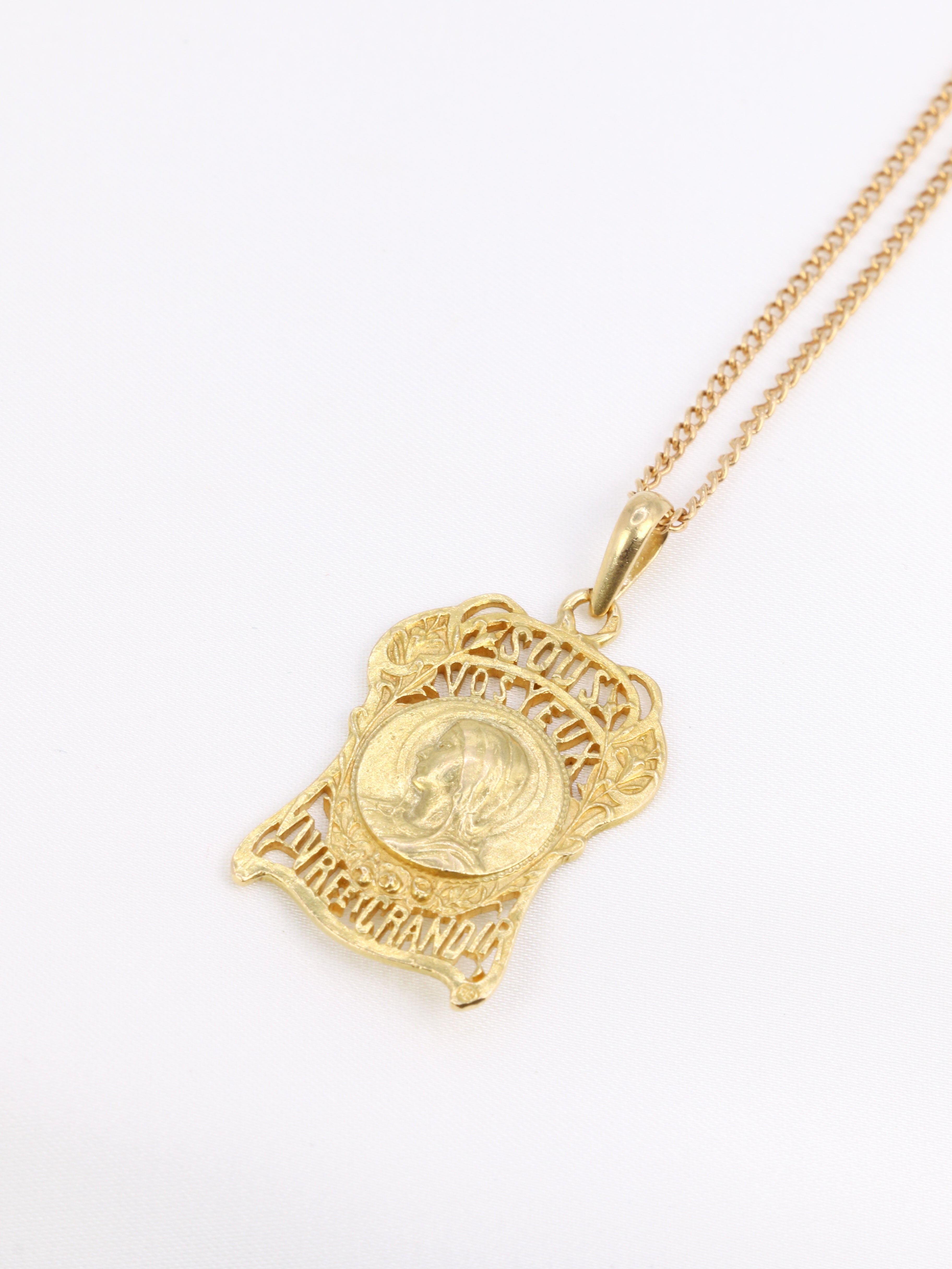 Art Nouveau medal in yellow gold, Before your eyes, live and grow