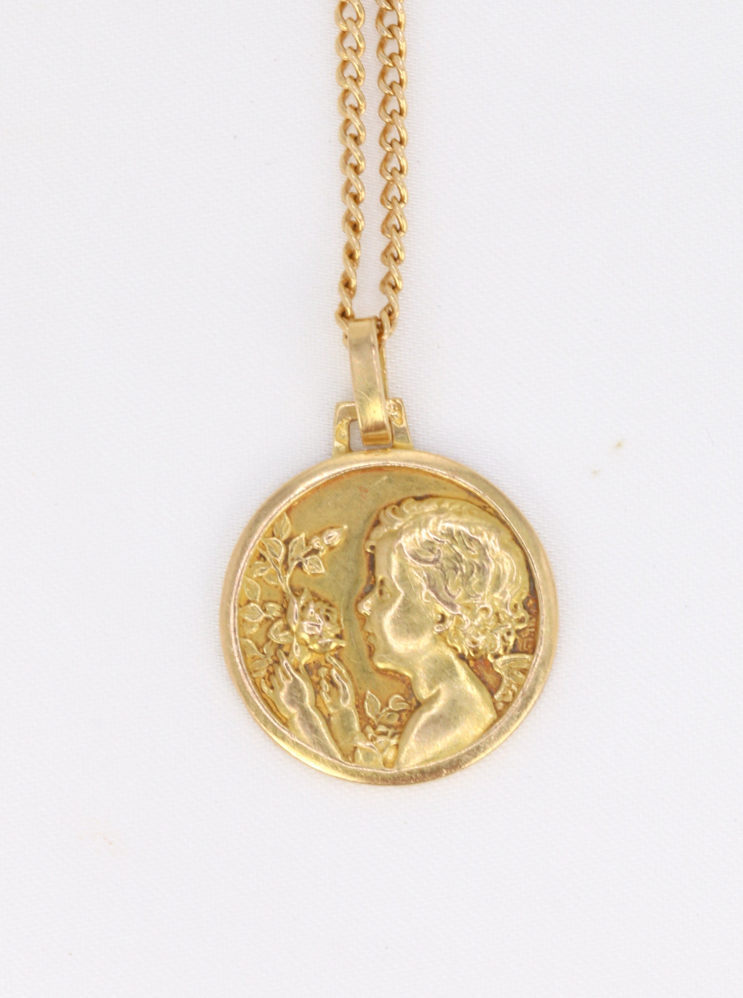 Art Nouveau medal pendant in gold depicting the little girl with the rose