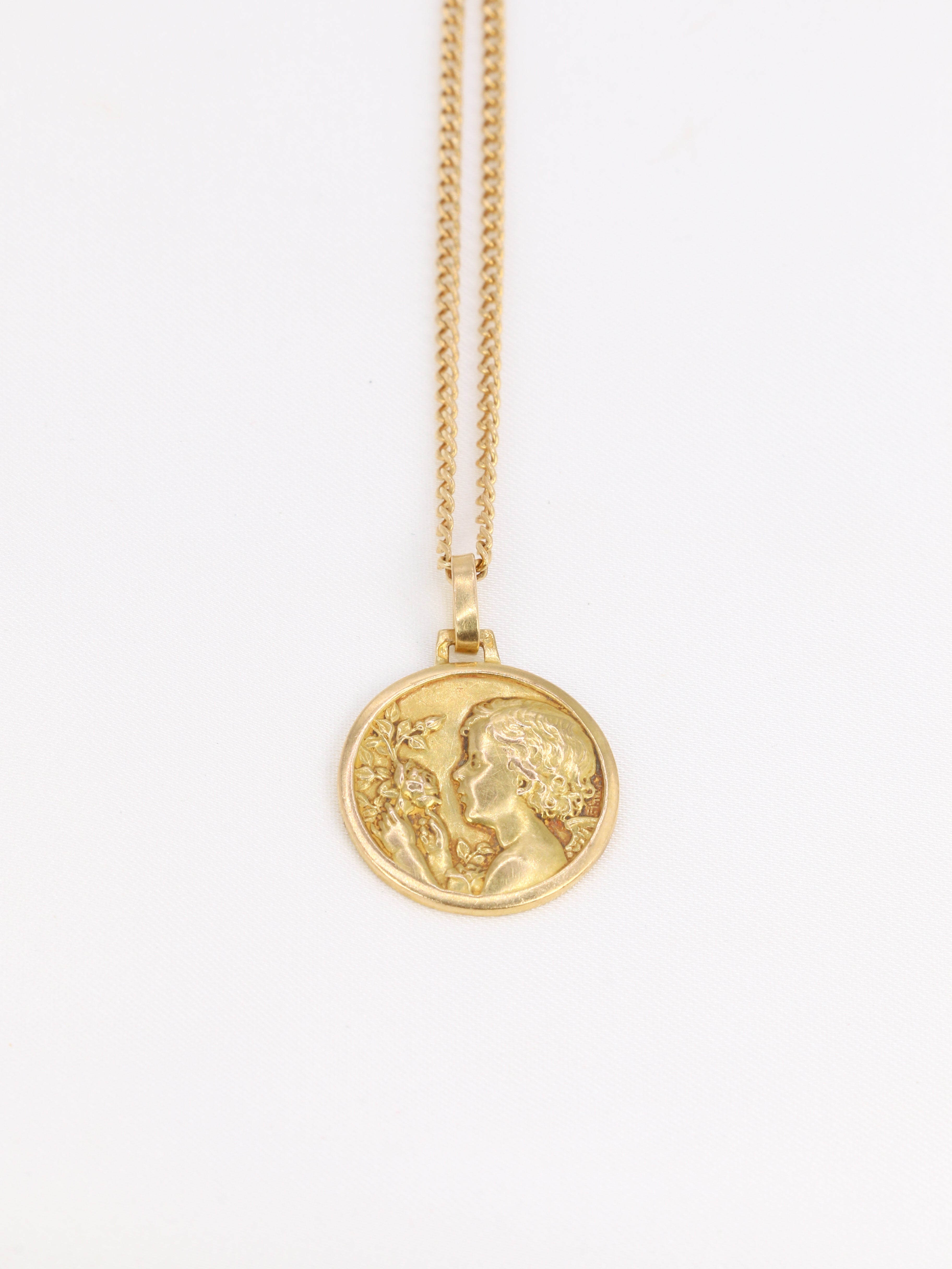 Art Nouveau medal pendant in gold depicting the little girl with the rose