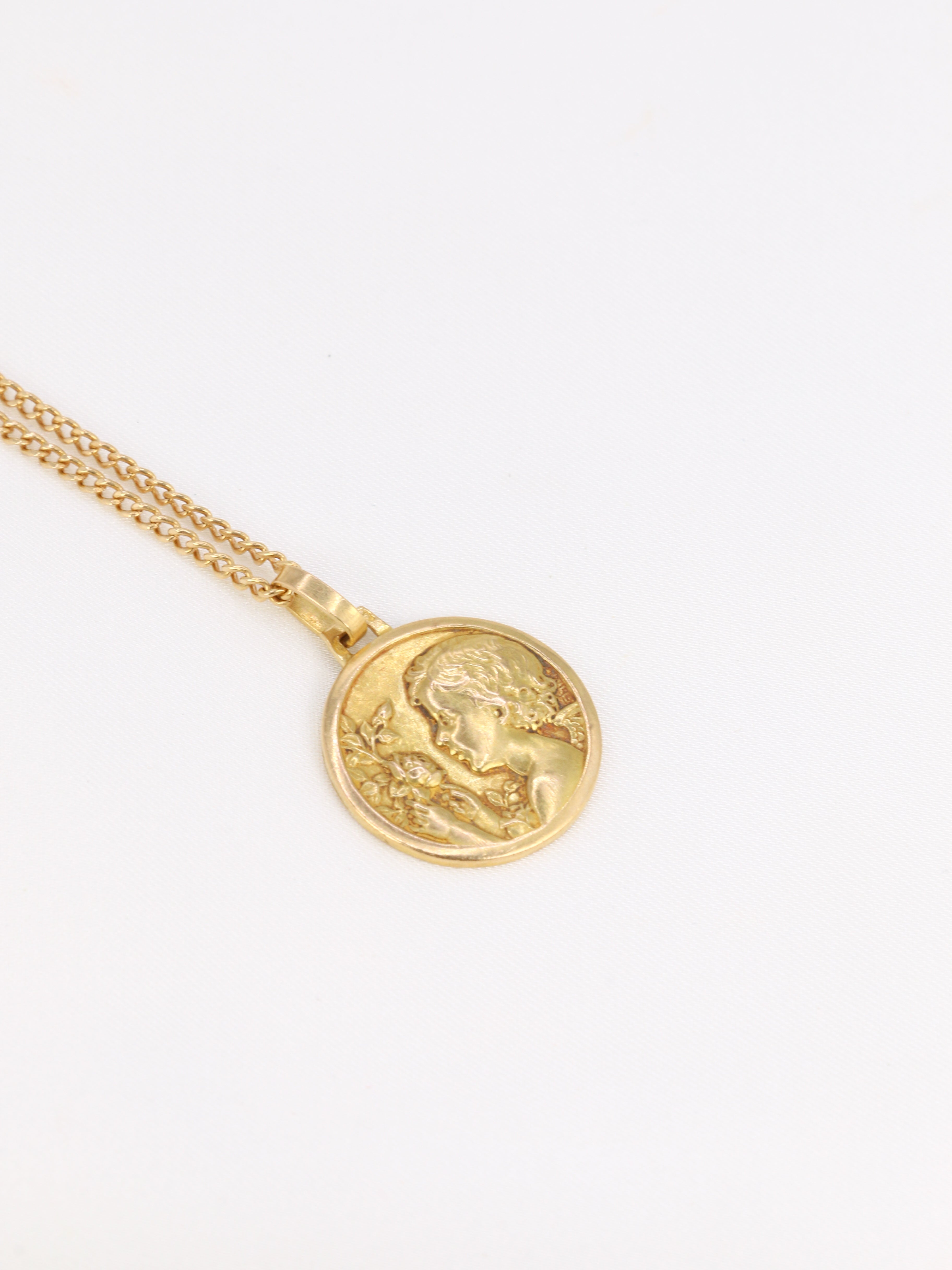 Art Nouveau medal pendant in gold depicting the little girl with the rose