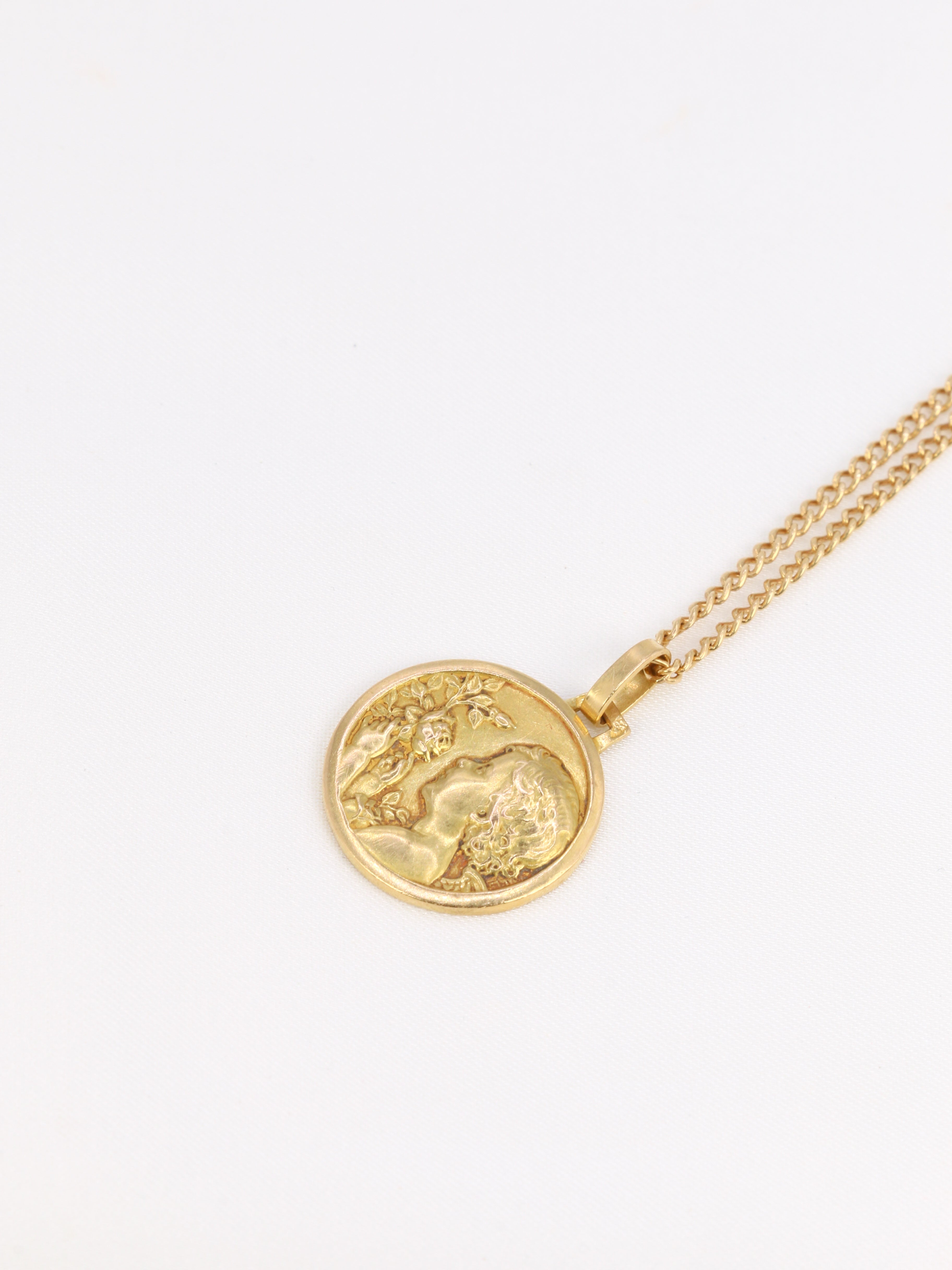 Art Nouveau medal pendant in gold depicting the little girl with the rose